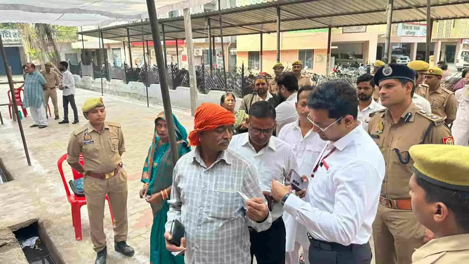 तस्वीर में जौनपुर के मतदान केंद्र पर सुरक्षा व्यवस्था का जायजा लेते अधिकारी और मतदाता नजर आ रहे हैं। तस्वीर में जौनपुर के मतदान केंद्र पर सुरक्षा व्यवस्था का जायजा लेते अधिकारी और मतदाता नजर आ रहे हैं।