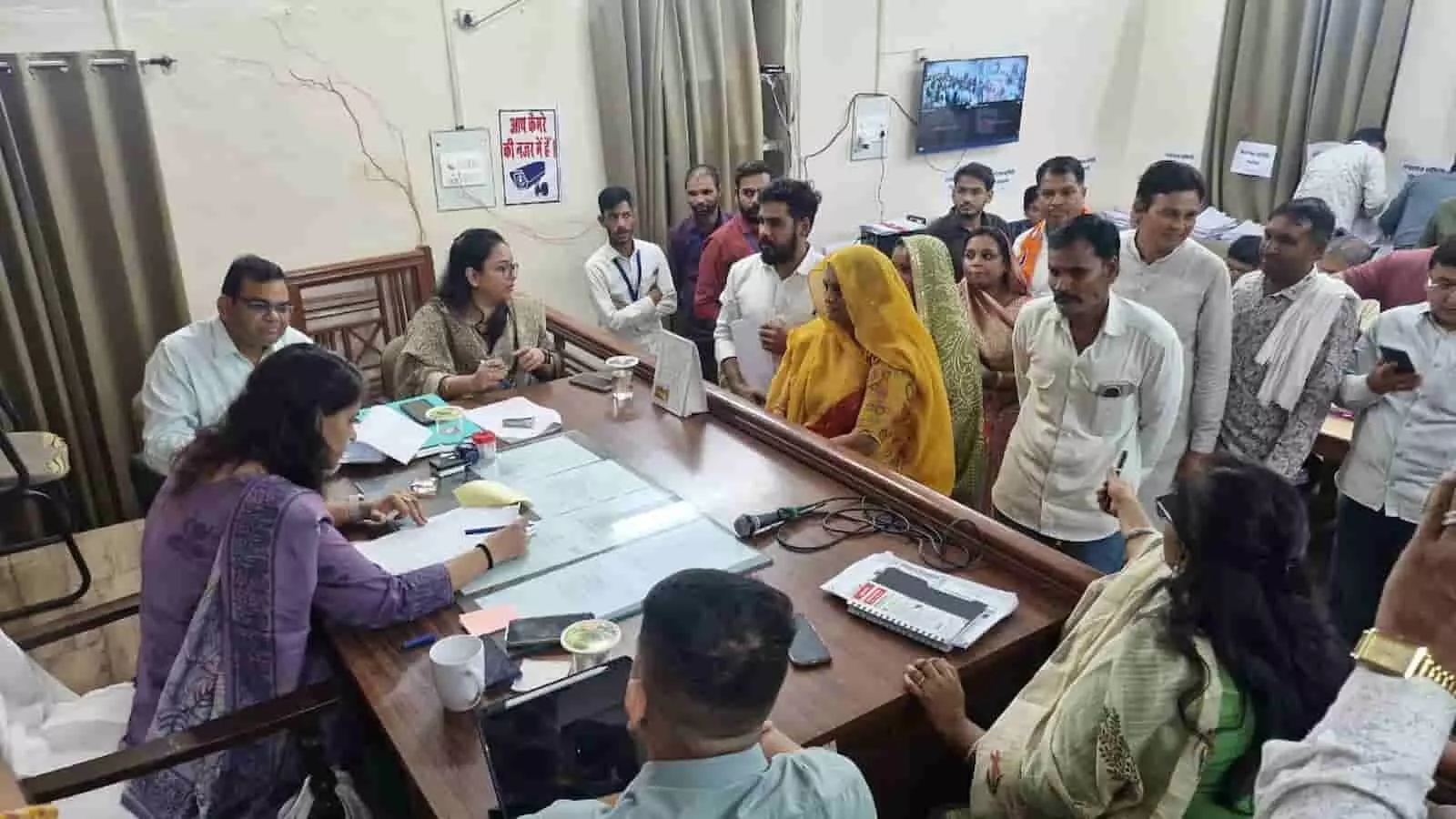 तस्वीर में चित्तौड़गढ़ निर्वाचन कार्यालय के भीतर नामांकन दाखिल करते प्रत्याशी और अधिकारी नजर आ रहे हैं। तस्वीर में चित्तौड़गढ़ निर्वाचन कार्यालय के भीतर नामांकन दाखिल करते प्रत्याशी और अधिकारी नजर आ रहे हैं।