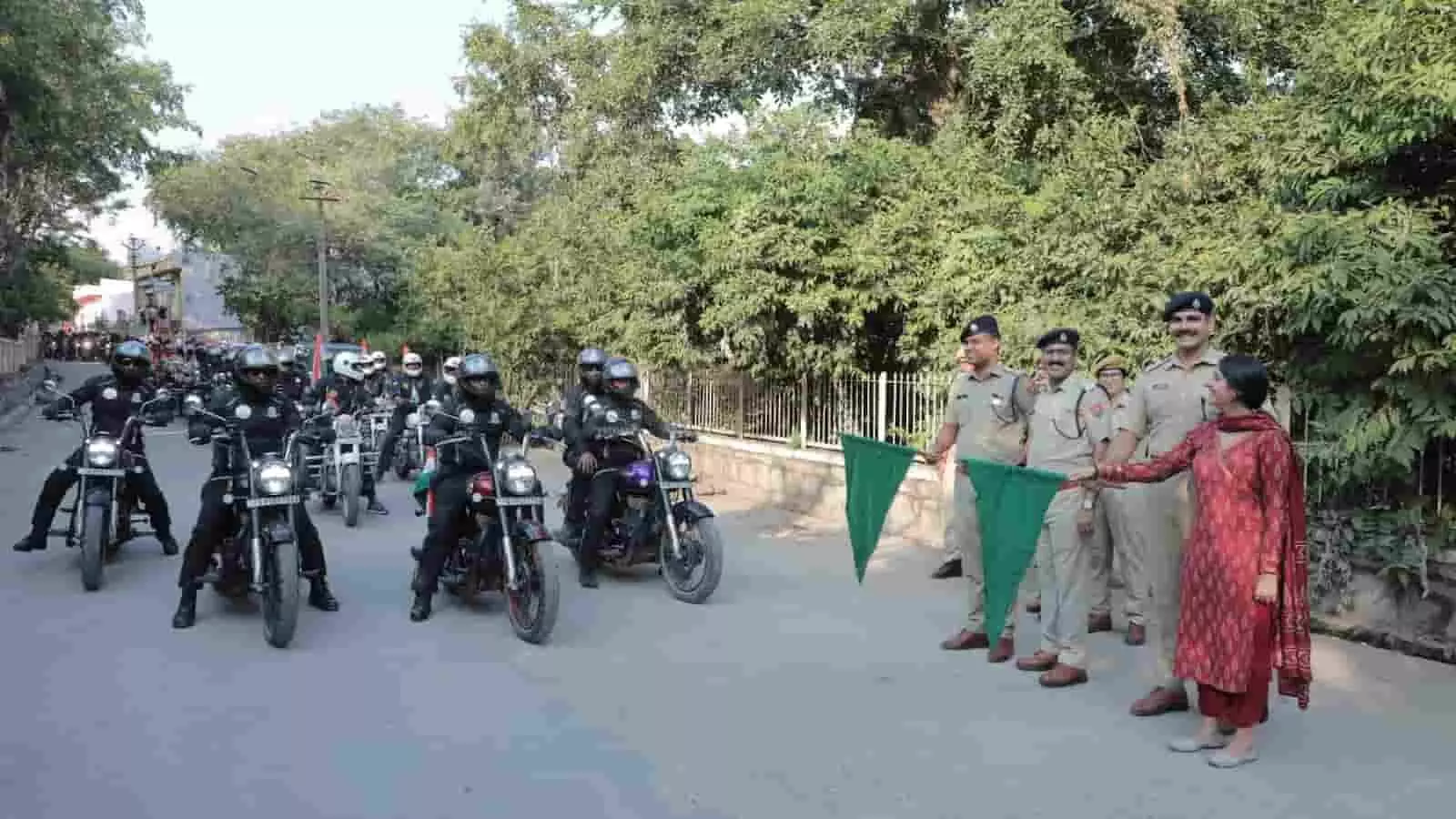 चित्तौड़गढ़ में नशा विरोधी मोटरसाइकिल रैली को हरी झंडी दिखाकर उदयपुर के लिए रवाना करते सुरक्षा अधिकारी। चित्तौड़गढ़ में नशा विरोधी मोटरसाइकिल रैली को हरी झंडी दिखाकर उदयपुर के लिए रवाना करते सुरक्षा अधिकारी।