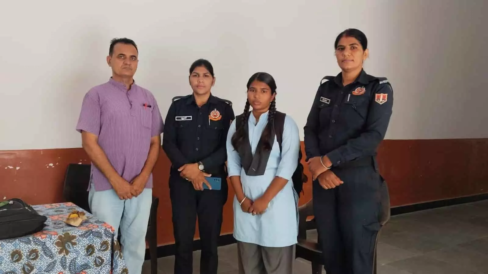 चित्तौड़गढ़ में महिला पुलिसकर्मियों के साथ खड़ी छात्रा नीरू कीर स्कूल में दाखिले के दौरान। चित्तौड़गढ़ में महिला पुलिसकर्मियों के साथ खड़ी छात्रा नीरू कीर स्कूल में दाखिले के दौरान।