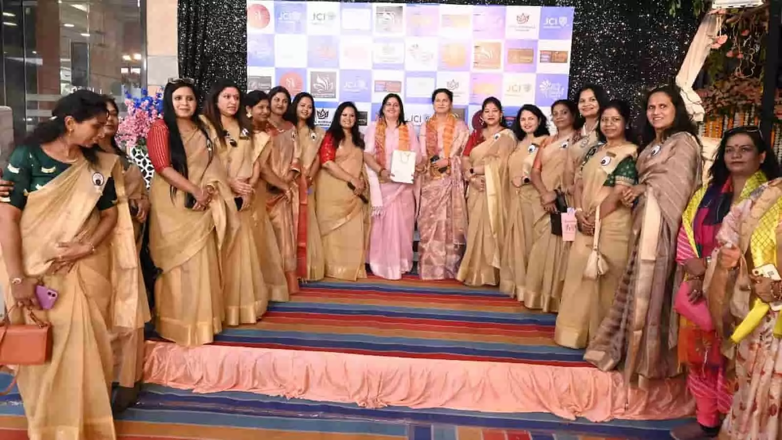 तस्वीर में कोटा के माहेश्वरी भवन में आयोजित शॉपिंग कार्निवल में मौजूद जेसीआई एलीगेंस की महिला सदस्य. तस्वीर में कोटा के माहेश्वरी भवन में आयोजित शॉपिंग कार्निवल में मौजूद जेसीआई एलीगेंस की महिला सदस्य.