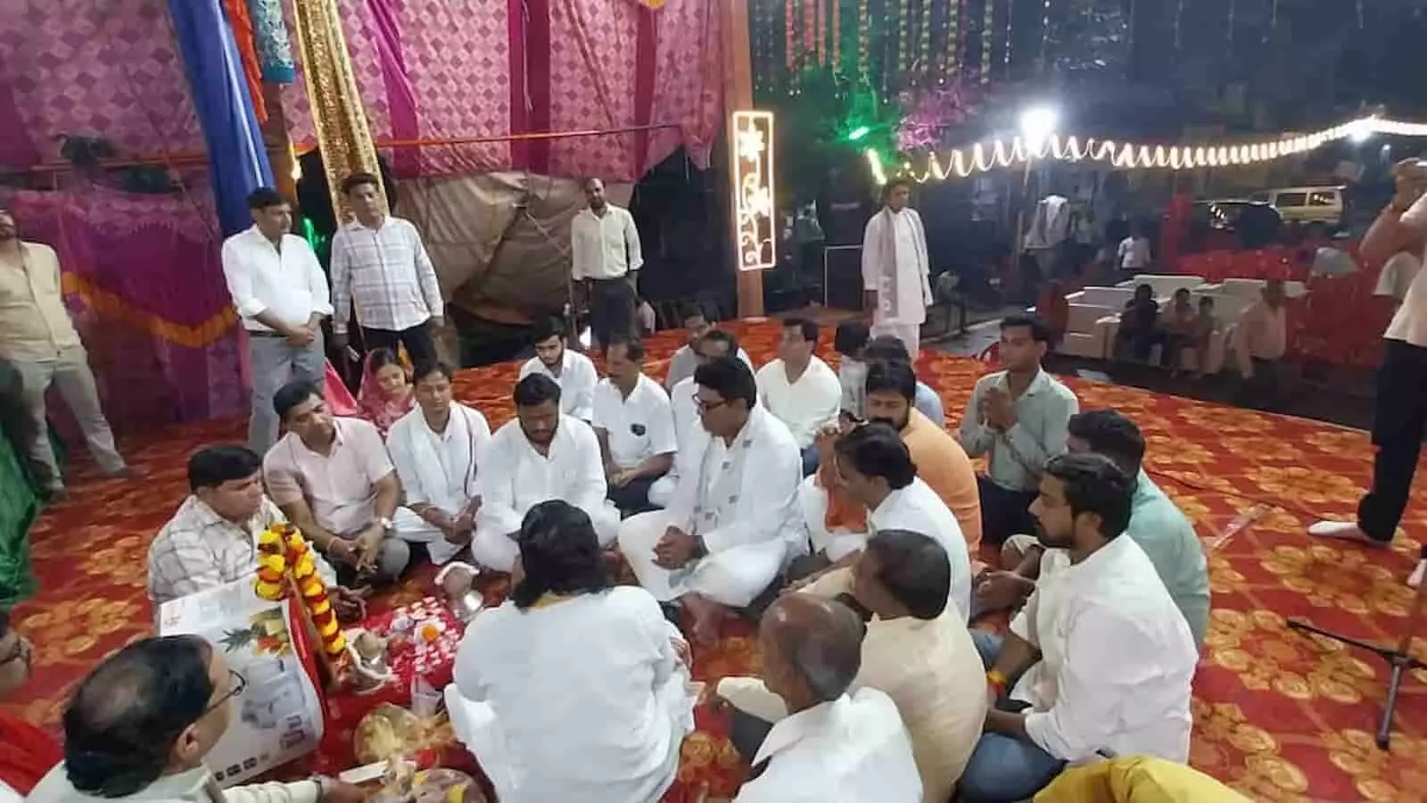 तस्वीर में डीग के लक्ष्मण मंदिर चौक पर आयोजित महोत्सव में उपस्थित विधायक और लोग। तस्वीर में डीग के लक्ष्मण मंदिर चौक पर आयोजित महोत्सव में उपस्थित विधायक और लोग।