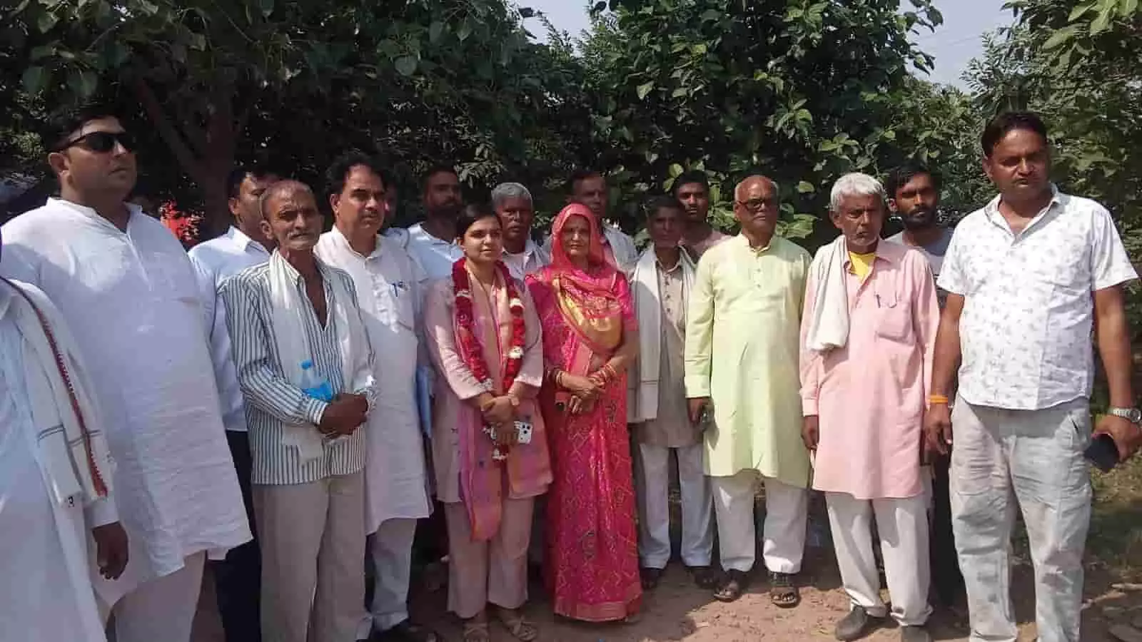 तस्वीर में समर्थकों के साथ खड़ी कांग्रेस प्रत्याशी रश्मि फौजदार डीग में मौजूद हैं। तस्वीर में समर्थकों के साथ खड़ी कांग्रेस प्रत्याशी रश्मि फौजदार डीग में मौजूद हैं।