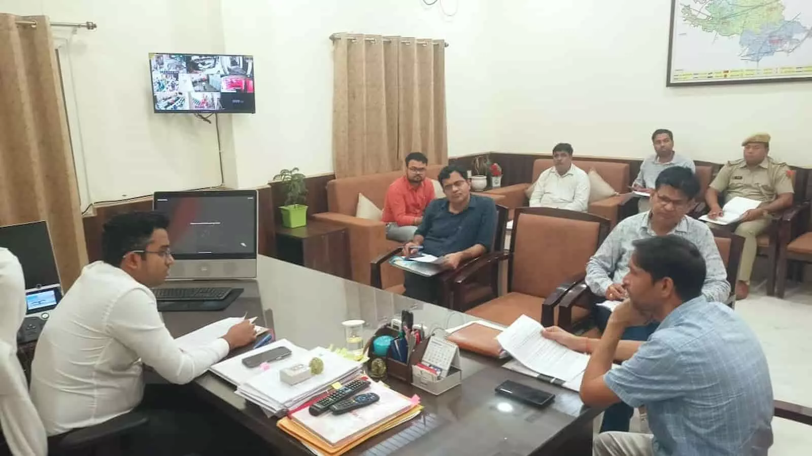 तस्वीर में डीग कलेक्ट्रेट सभागार में अधिकारियों के साथ बैठक करते जिला कलेक्टर मयंक मनीष। तस्वीर में डीग कलेक्ट्रेट सभागार में अधिकारियों के साथ बैठक करते जिला कलेक्टर मयंक मनीष।