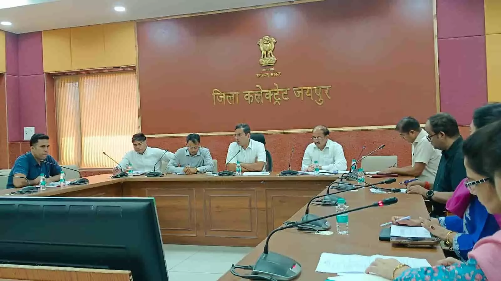 तस्वीर में जिला निर्वाचन अधिकारी संदेश नायक जयपुर में पंचायतीराज चुनाव बैठक करते दिख रहे हैं। तस्वीर में जिला निर्वाचन अधिकारी संदेश नायक जयपुर में पंचायतीराज चुनाव बैठक करते दिख रहे हैं।