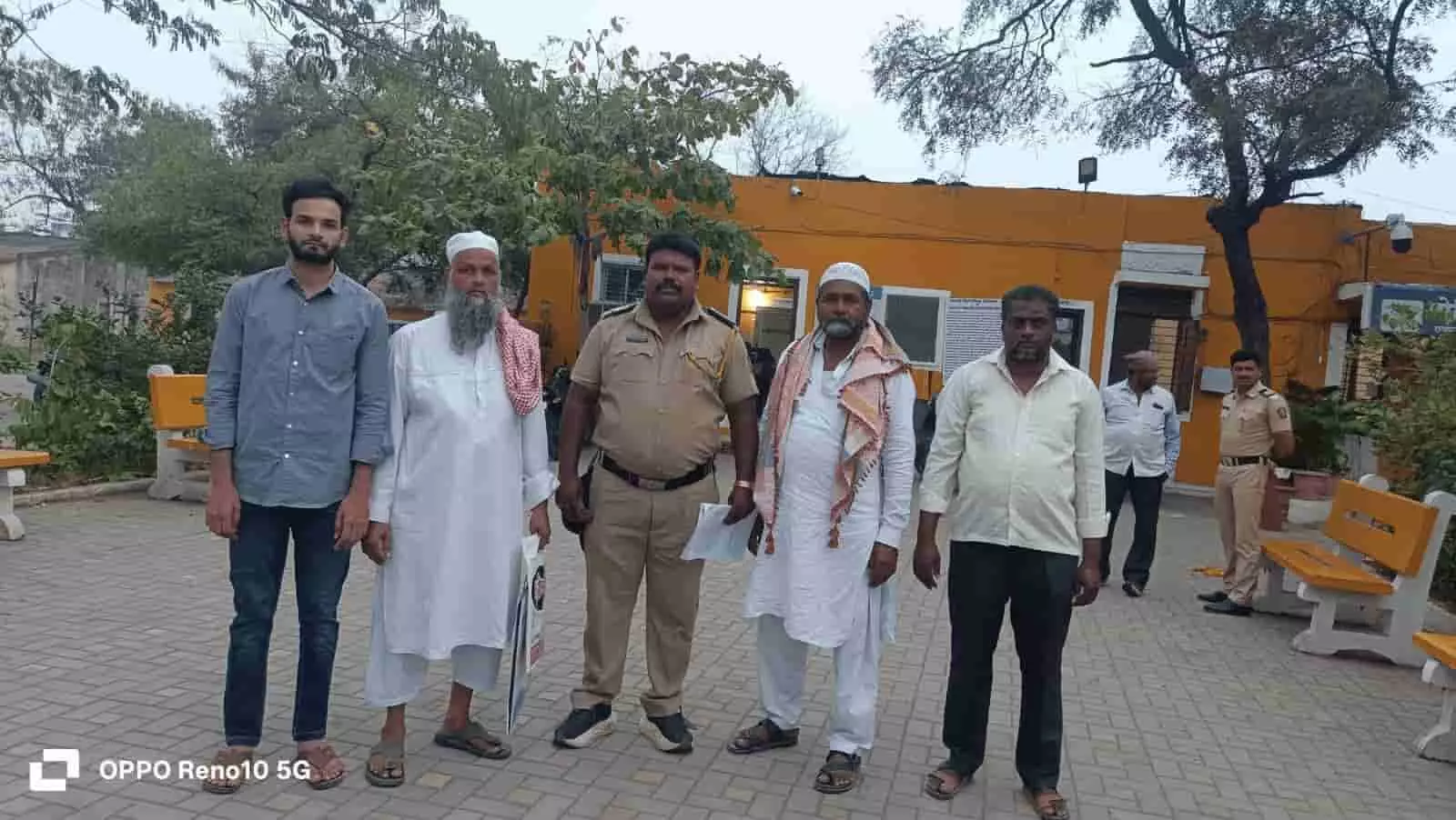 तस्वीर में पुलिस स्टेशन परिसर में अधिकारियों के साथ खड़े जिला बदर किए गए आरोपी दिख रहे हैं। तस्वीर में पुलिस स्टेशन परिसर में अधिकारियों के साथ खड़े जिला बदर किए गए आरोपी दिख रहे हैं।