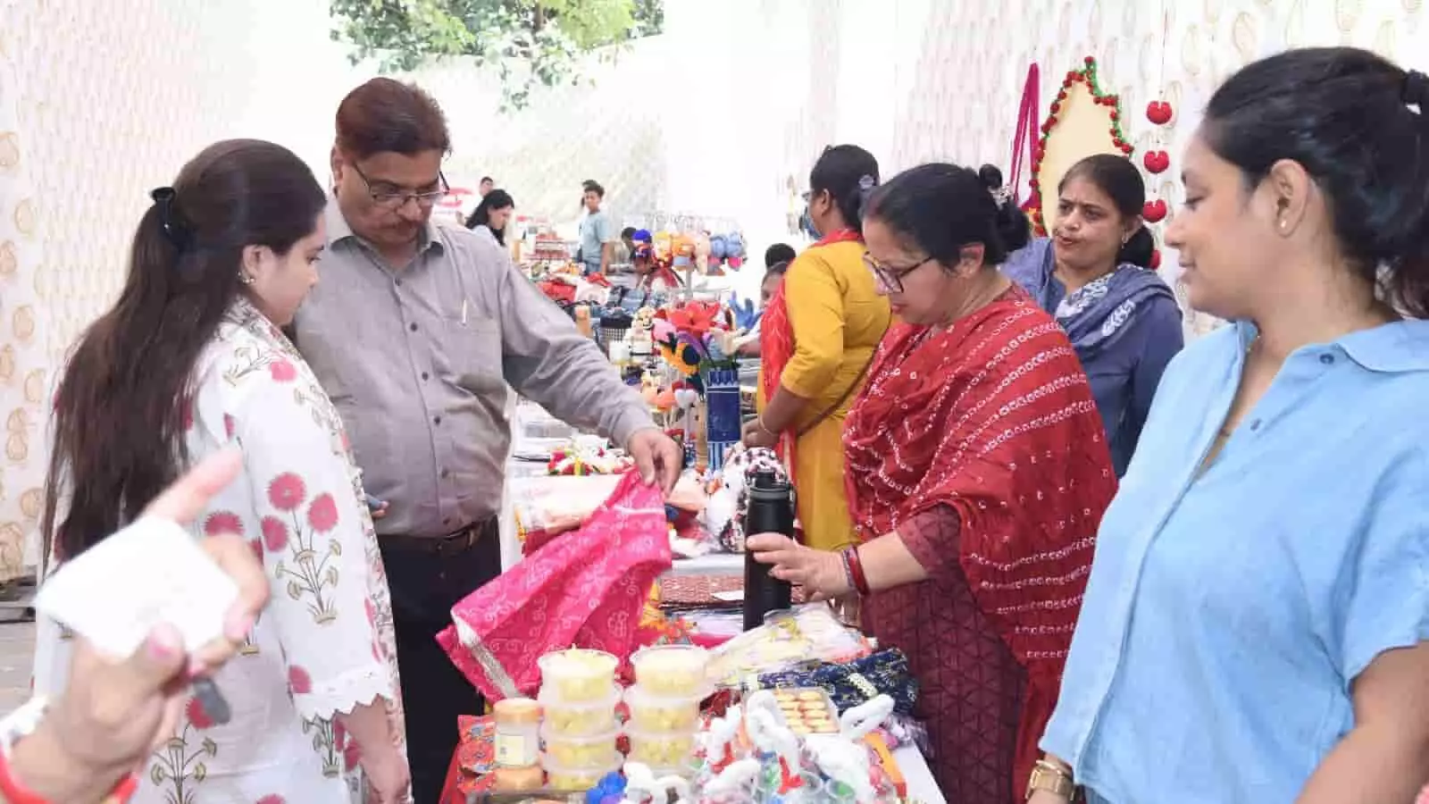 तस्वीर में लोग जयपुर के दीपावली उत्सव स्टॉल पर हस्तशिल्प और हथकरघा उत्पाद देखते हुए दिख रहे हैं। तस्वीर में लोग जयपुर के दीपावली उत्सव स्टॉल पर हस्तशिल्प और हथकरघा उत्पाद देखते हुए दिख रहे हैं।