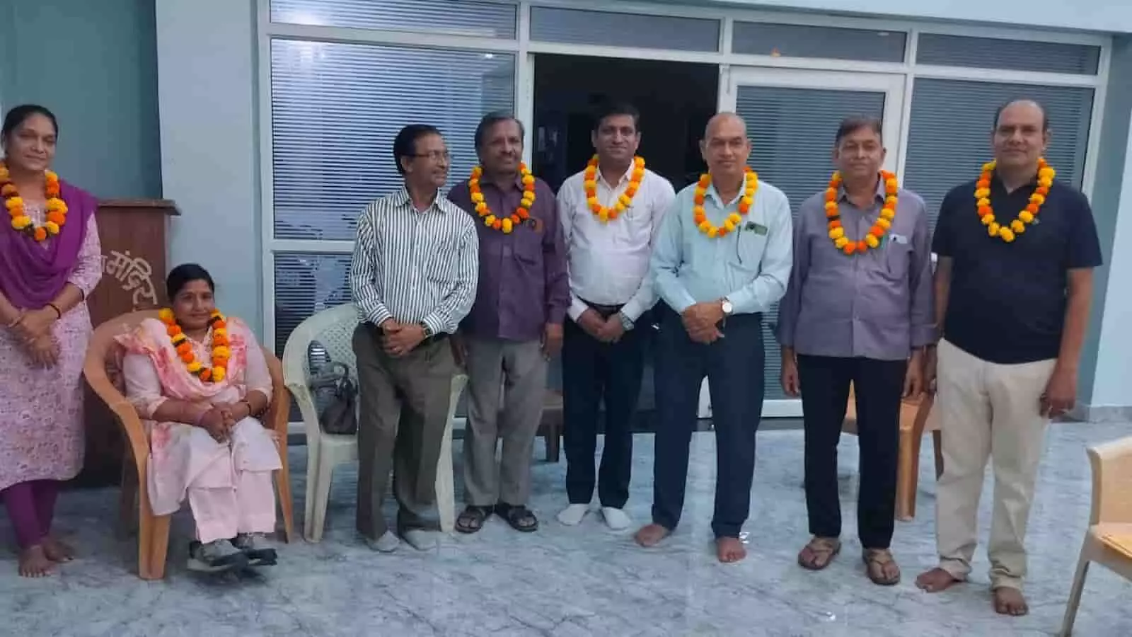 टोंक में अग्रवाल सेवाकर्मी संगठन बैठक के दौरान नवनिर्वाचित पदाधिकारी माला पहने एक साथ खड़े हैं। टोंक में अग्रवाल सेवाकर्मी संगठन बैठक के दौरान नवनिर्वाचित पदाधिकारी माला पहने एक साथ खड़े हैं।