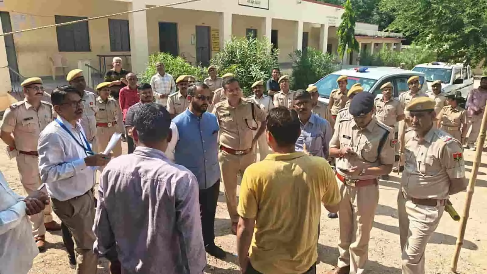 सिरोही के मतदान केंद्र परिसर में चुनाव तैयारियों और सुरक्षा का जायजा लेते प्रशासनिक अधिकारी एवं पुलिसकर्मी। सिरोही के मतदान केंद्र परिसर में चुनाव तैयारियों और सुरक्षा का जायजा लेते प्रशासनिक अधिकारी एवं पुलिसकर्मी।