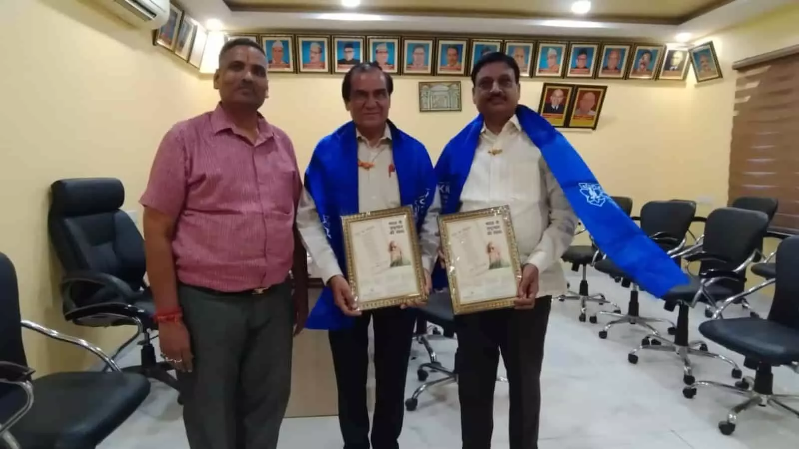 तस्वीर में प्रो. रमेश कुमार रावत महासभा अध्यक्ष रमेश चंद्र गुप्ता और संजीव कट्टा को सम्मानित करते हुए। तस्वीर में प्रो. रमेश कुमार रावत महासभा अध्यक्ष रमेश चंद्र गुप्ता और संजीव कट्टा को सम्मानित करते हुए।