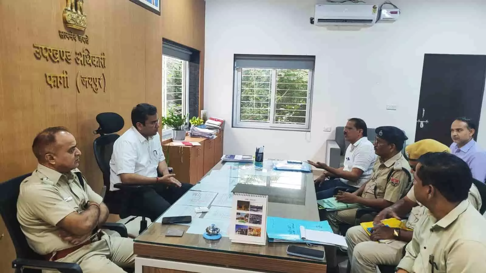 तस्वीर में उपखंड अधिकारी कार्यालय फागी में जिला निर्वाचन अधिकारी संदेश नायक और पुलिस अधिकारी चुनावी समीक्षा बैठक करते हुए। तस्वीर में उपखंड अधिकारी कार्यालय फागी में जिला निर्वाचन अधिकारी संदेश नायक और पुलिस अधिकारी चुनावी समीक्षा बैठक करते हुए।