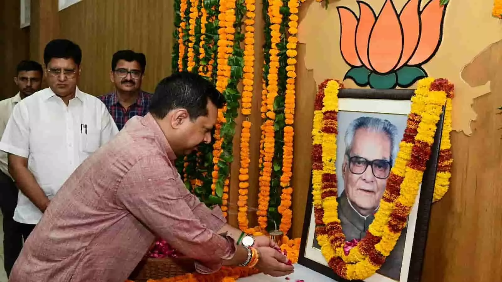 तस्वीर में जयपुर स्थित भाजपा कार्यालय में भैरोसिंह शेखावत को श्रद्धांजलि देते हुए नेता। तस्वीर में जयपुर स्थित भाजपा कार्यालय में भैरोसिंह शेखावत को श्रद्धांजलि देते हुए नेता।
