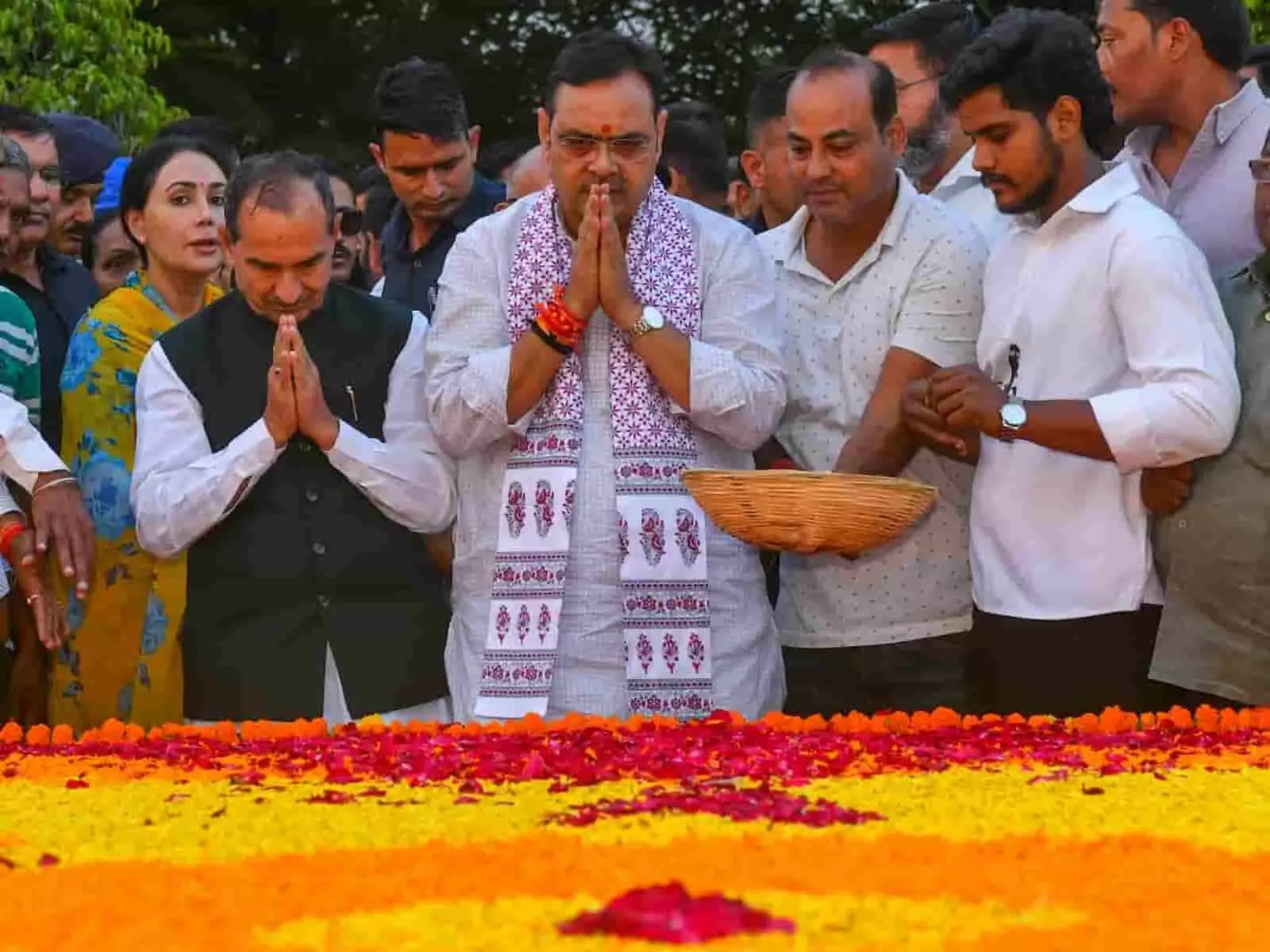 जयपुर में पूर्व उपराष्ट्रपति भैरोंसिंह शेखावत की जयंती पर श्रद्धांजलि अर्पित करते राज्यपाल हरिभाऊ बागडे और मुख्यमंत्री भजनलाल शर्मा। जयपुर में पूर्व उपराष्ट्रपति भैरोंसिंह शेखावत की जयंती पर श्रद्धांजलि अर्पित करते राज्यपाल हरिभाऊ बागडे और मुख्यमंत्री भजनलाल शर्मा।