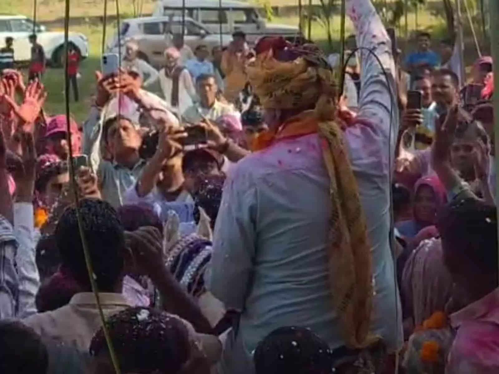 तस्वीर में ग्रामीण डूंगरपुर के रामसोर जूना में निर्विरोध सरपंच चुने जाने पर उत्सव मनाते दिख रहे हैं। तस्वीर में ग्रामीण डूंगरपुर के रामसोर जूना में निर्विरोध सरपंच चुने जाने पर उत्सव मनाते दिख रहे हैं।