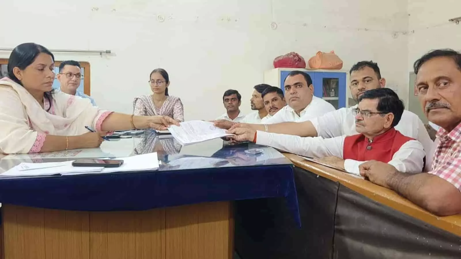 तस्वीर में भाजपा नेता नोहर में निर्वाचन अधिकारी को पंचायत समिति चुनाव के प्रत्याशियों की सूची और चुनाव चिह्न सौंप रहे हैं। तस्वीर में भाजपा नेता नोहर में निर्वाचन अधिकारी को पंचायत समिति चुनाव के प्रत्याशियों की सूची और चुनाव चिह्न सौंप रहे हैं।