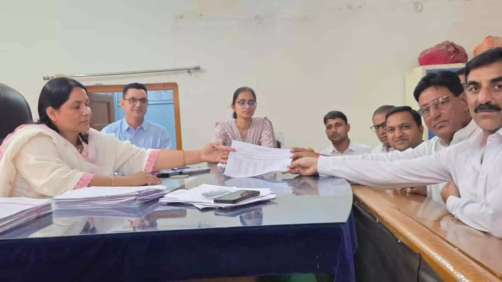तस्वीर में नोहर में कांग्रेस नेता पंचायत समिति चुनाव के लिए उम्मीदवारों की सूची निर्वाचन अधिकारी को सौंपते हुए दिख रहे हैं। तस्वीर में नोहर में कांग्रेस नेता पंचायत समिति चुनाव के लिए उम्मीदवारों की सूची निर्वाचन अधिकारी को सौंपते हुए दिख रहे हैं।