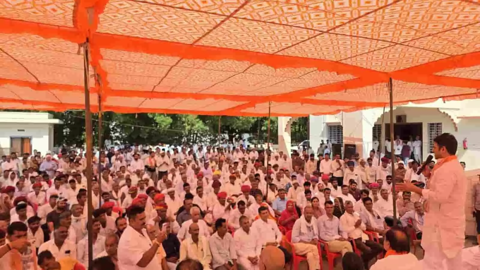 तस्वीर में टोंक स्थित भाजपा कार्यालय में नामांकन सभा के दौरान कार्यकर्ताओं को संबोधित करते नेता दिख रहे हैं। तस्वीर में टोंक स्थित भाजपा कार्यालय में नामांकन सभा के दौरान कार्यकर्ताओं को संबोधित करते नेता दिख रहे हैं।