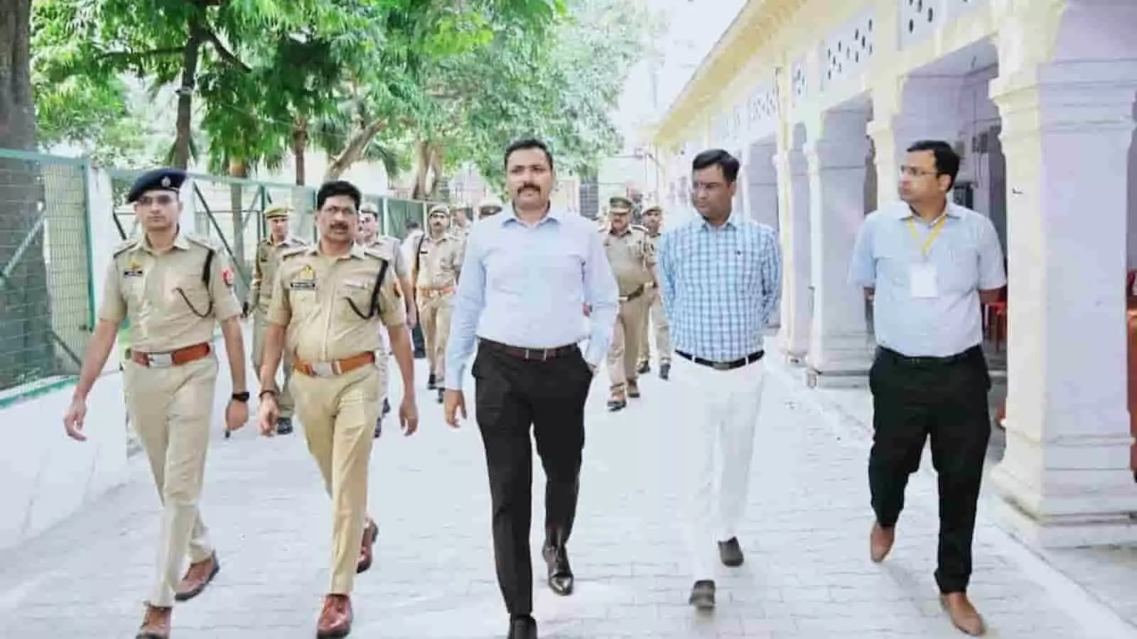 तस्वीर में जिलाधिकारी कुमार हर्ष और एसएसपी दिनेश कुमार सिंह पुलिस बल के साथ मतदान केंद्र का निरीक्षण करते दिख रहे हैं। तस्वीर में जिलाधिकारी कुमार हर्ष और एसएसपी दिनेश कुमार सिंह पुलिस बल के साथ मतदान केंद्र का निरीक्षण करते दिख रहे हैं।