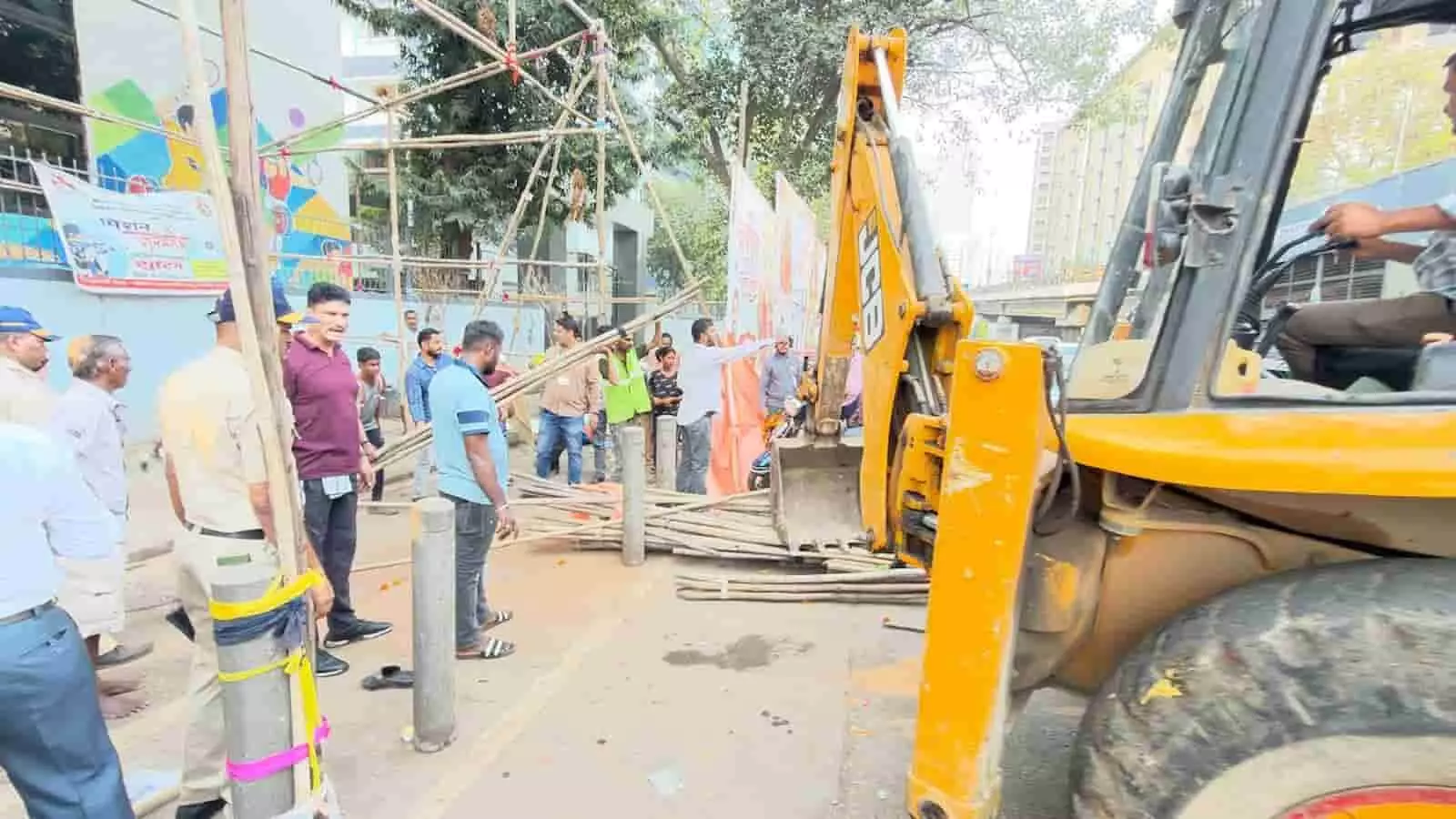 तस्वीर में दादर के सेनापति बापट मार्ग पर बीएमसी द्वारा अवैध अतिक्रमण के खिलाफ जेसीबी से कार्रवाई की जा रही है। तस्वीर में दादर के सेनापति बापट मार्ग पर बीएमसी द्वारा अवैध अतिक्रमण के खिलाफ जेसीबी से कार्रवाई की जा रही है।