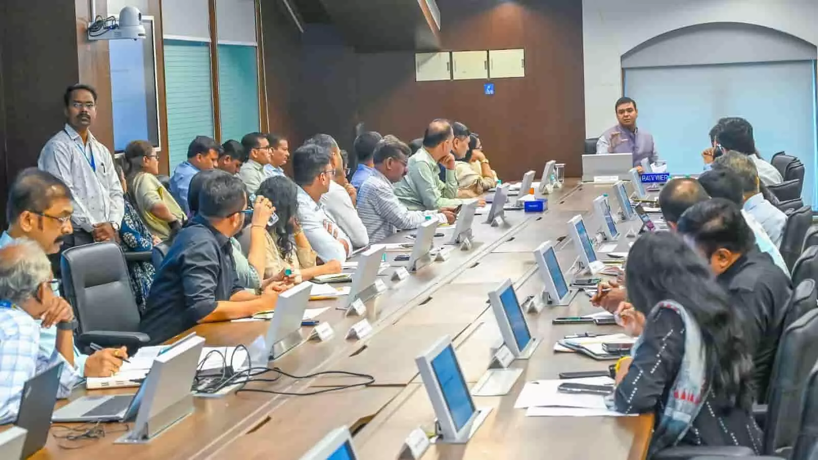 तस्वीर में जेसीबी मशीन और अधिकारी मुंबई में स्वच्छता मुहिम के तहत कचरा साफ करते दिख रहे हैं तस्वीर में जेसीबी मशीन और अधिकारी मुंबई में स्वच्छता मुहिम के तहत कचरा साफ करते दिख रहे हैं