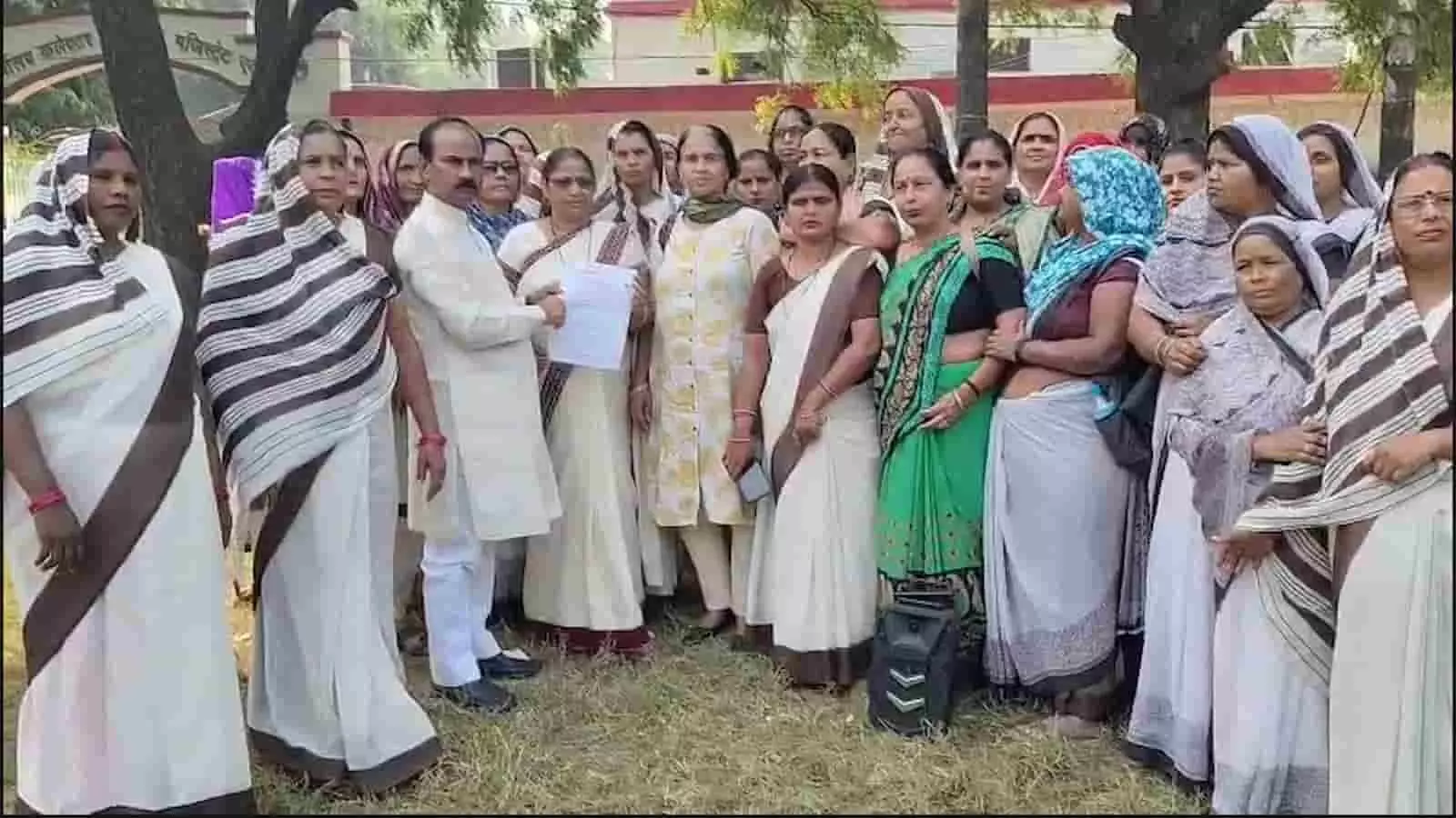 तस्वीर में एटा में आशा कार्यकर्ता विधायक को अपनी मांगों से संबंधित ज्ञापन सौंपती हुई दिख रही हैं। तस्वीर में एटा में आशा कार्यकर्ता विधायक को अपनी मांगों से संबंधित ज्ञापन सौंपती हुई दिख रही हैं।
