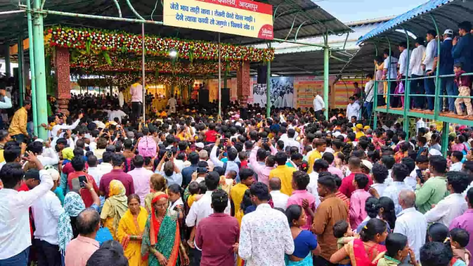 तस्वीर में आदमापुर मंदिर में सद्गुरु बालूमामा के जन्मकाल समारोह के दौरान उमड़े श्रद्धालु दिख रहे हैं। तस्वीर में आदमापुर मंदिर में सद्गुरु बालूमामा के जन्मकाल समारोह के दौरान उमड़े श्रद्धालु दिख रहे हैं।