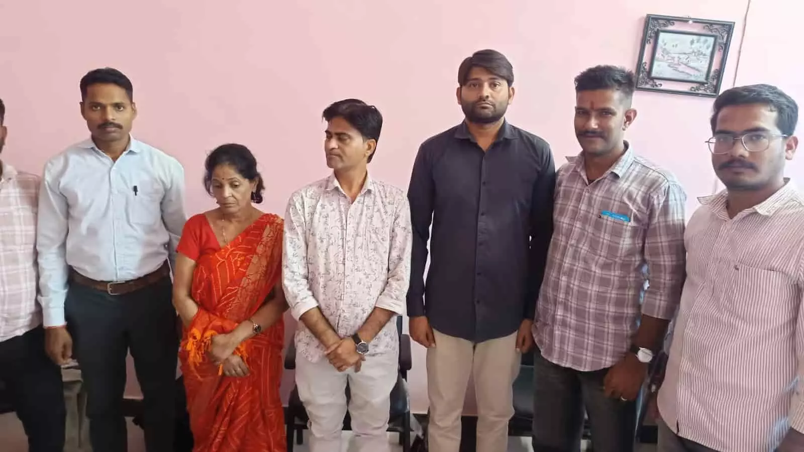 तस्वीर में बांसवाड़ा एसीबी टीम की हिरासत में खड़े ग्लोबल बीएड कॉलेज के आरोपी निदेशक और शिक्षक दिख रहे हैं। तस्वीर में बांसवाड़ा एसीबी टीम की हिरासत में खड़े ग्लोबल बीएड कॉलेज के आरोपी निदेशक और शिक्षक दिख रहे हैं।