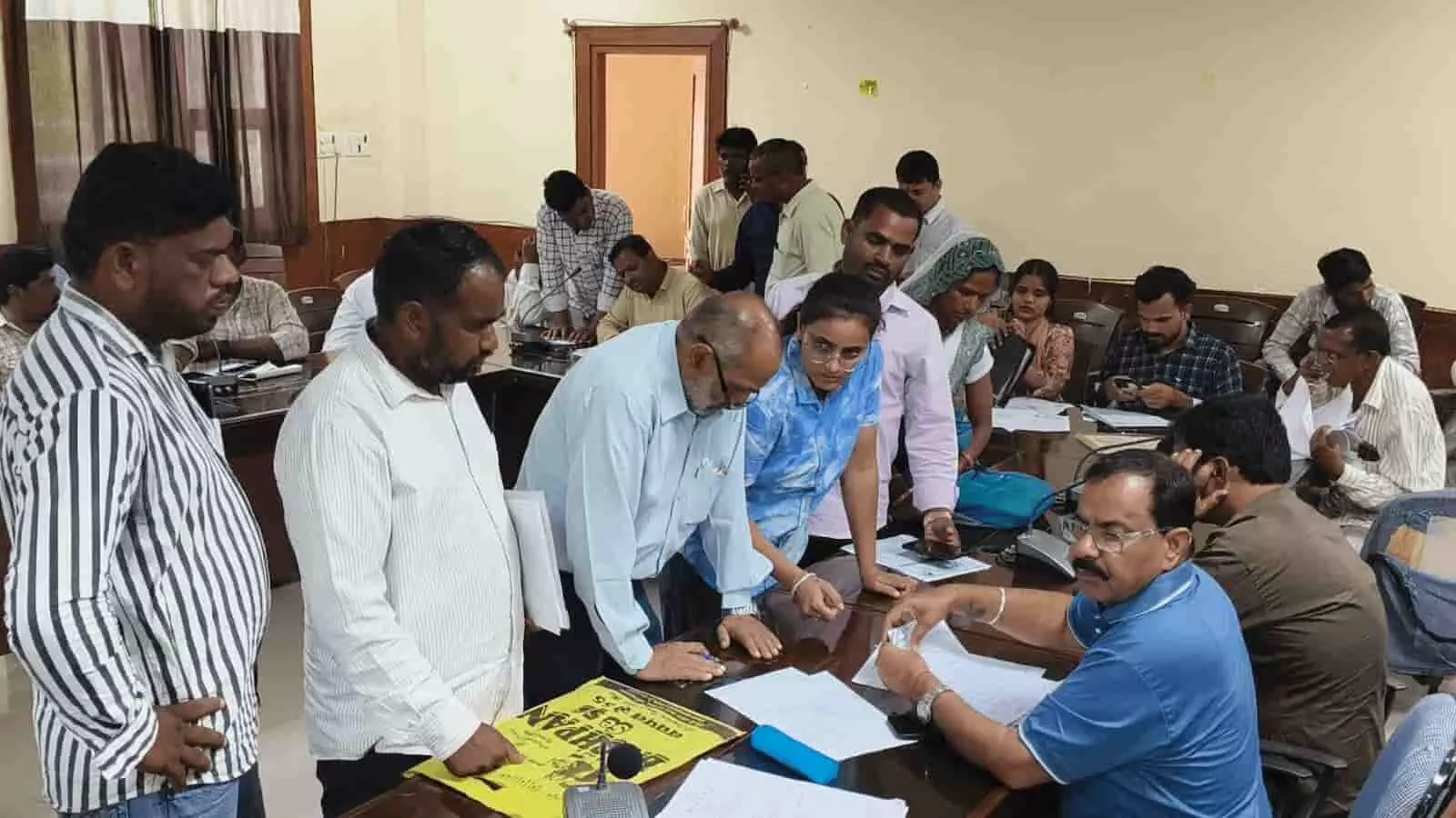 तस्वीर में प्रतापगढ़ जिला परिषद चुनाव नामांकन प्रक्रिया के दौरान रिटर्निंग अधिकारी कक्ष में उपस्थित उम्मीदवार और राजनीतिक प्रतिनिधि।