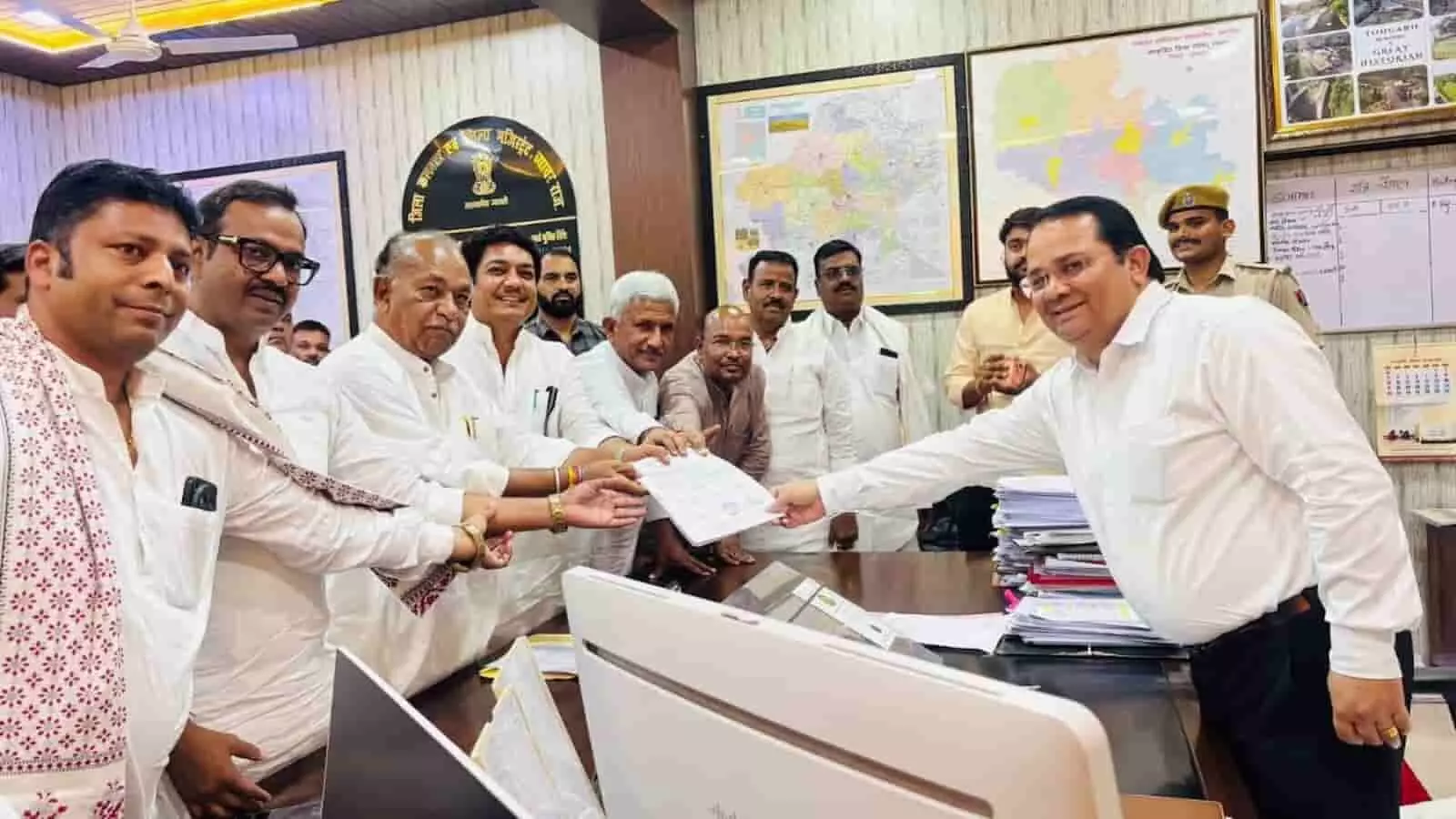 तस्वीर में भाजपा पदाधिकारी ब्यावर में जिला कलक्टर कमलराम मीना को चुनाव नामांकन पत्र सौंपते हुए। तस्वीर में भाजपा पदाधिकारी ब्यावर में जिला कलक्टर कमलराम मीना को चुनाव नामांकन पत्र सौंपते हुए।