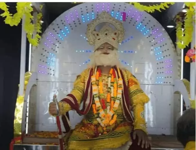 तस्वीर में महाराजा अग्रसेन जयंती के अवसर पर जहांगीरपुर में निकाली गई शोभायात्रा में सजी एक आकर्षक और भव्य धार्मिक झांकी नजर आ रही है। तस्वीर में महाराजा अग्रसेन जयंती के अवसर पर जहांगीरपुर में निकाली गई शोभायात्रा में सजी एक आकर्षक और भव्य धार्मिक झांकी नजर आ रही है।