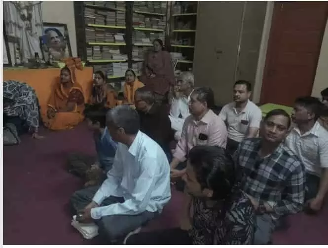 तस्वीर में खुर्जा के संत निवास में आयोजित निःशुल्क आयुर्वेदिक दवा वितरण कार्यक्रम में बैठे लोग दिख रहे हैं। तस्वीर में खुर्जा के संत निवास में आयोजित निःशुल्क आयुर्वेदिक दवा वितरण कार्यक्रम में बैठे लोग दिख रहे हैं।