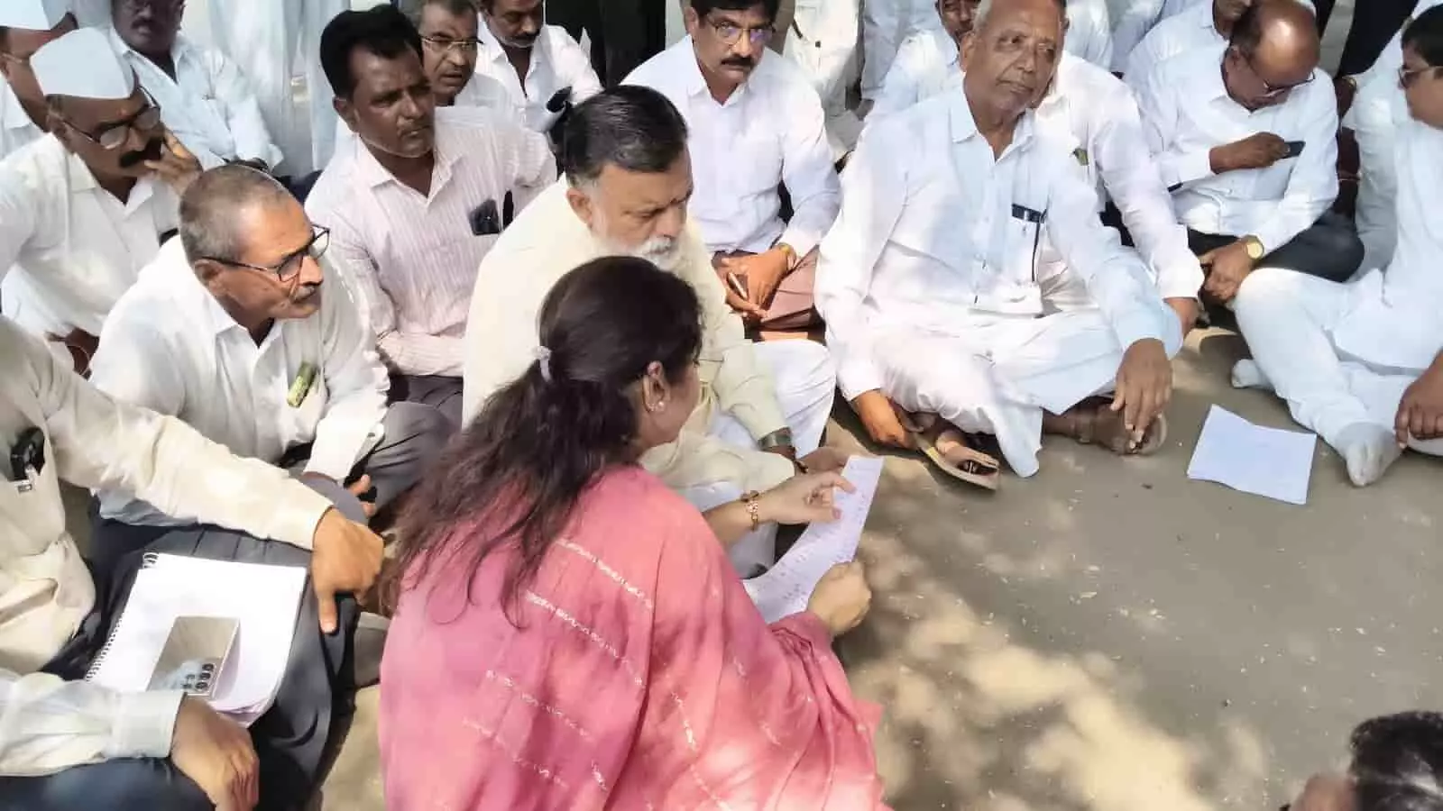 तस्वीर में दिख रहे हैं गोदावरी नहर के कंक्रीटीकरण के विरोध में नासिक में किसानों के साथ धरना देते सांसद राजाभाऊ वाजे।