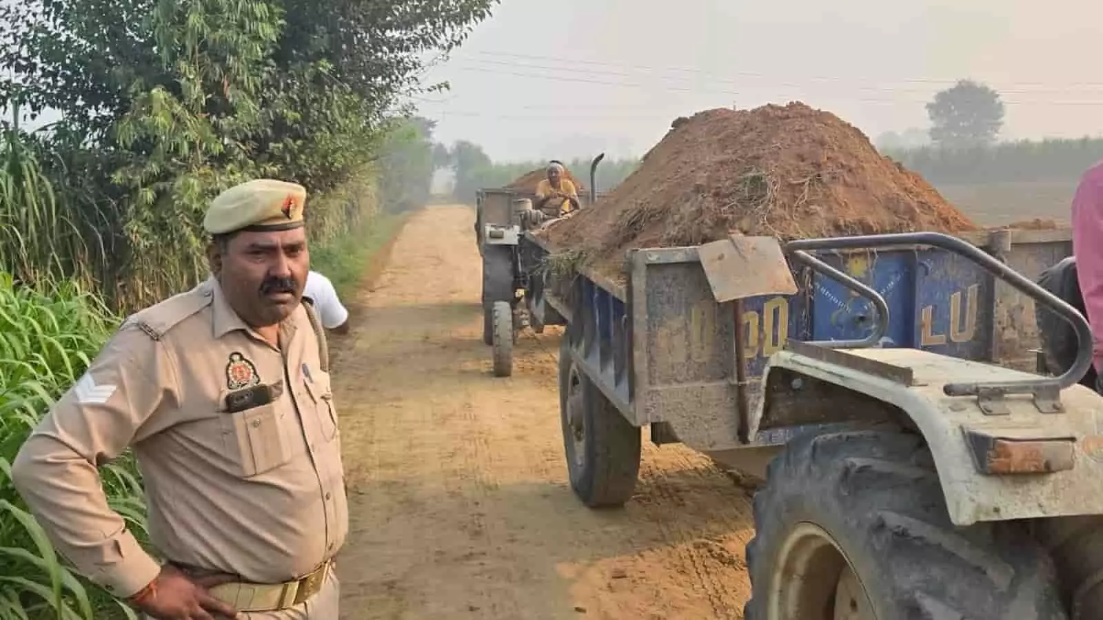 तस्वीर में हापुड़ देहात क्षेत्र में अवैध मिट्टी खनन के दौरान पकड़ी गई ट्रैक्टर-ट्रॉलियां दिख रही हैं। तस्वीर में हापुड़ देहात क्षेत्र में अवैध मिट्टी खनन के दौरान पकड़ी गई ट्रैक्टर-ट्रॉलियां दिख रही हैं।