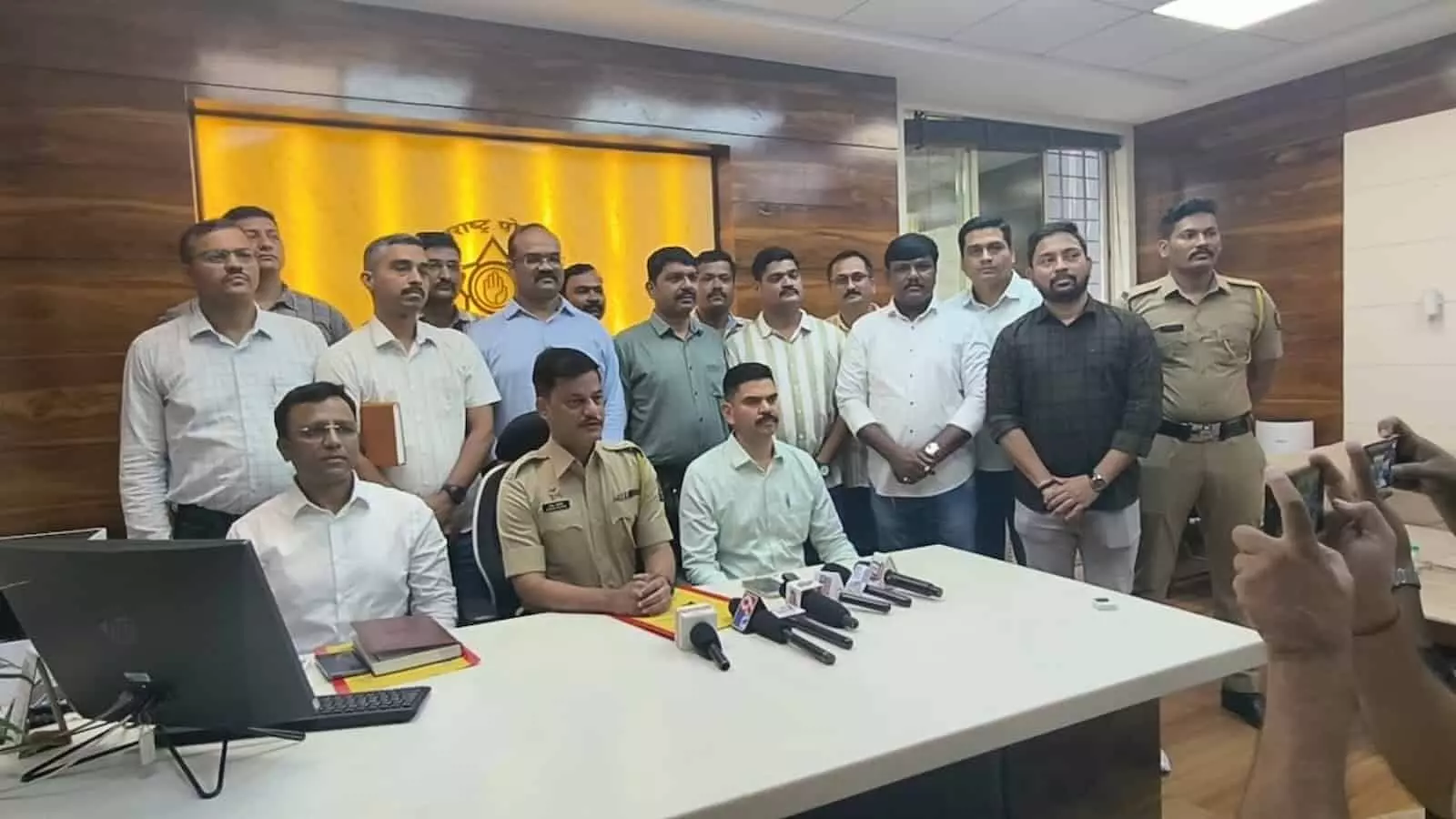 तस्वीर में मीरा-भाईंदर, वसई-विरार पुलिस आयुक्तालय की डिविजन-4 क्राइम ब्रांच के वरिष्ठ अधिकारी और पुलिसकर्मी नजर आ रहे हैं。 तस्वीर में मीरा-भाईंदर, वसई-विरार पुलिस आयुक्तालय की डिविजन-4 क्राइम ब्रांच के वरिष्ठ अधिकारी और पुलिसकर्मी नजर आ रहे हैं。