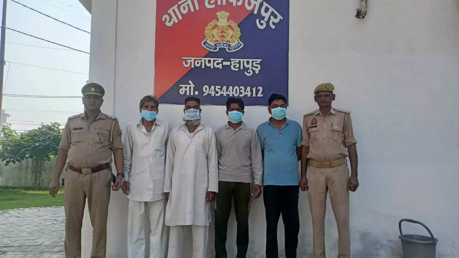 तस्वीर में हाफिजपुर पुलिस थाने के बाहर पुलिसकर्मियों के साथ खड़े चार गिरफ्तार आरोपी नजर आ रहे हैं। तस्वीर में हाफिजपुर पुलिस थाने के बाहर पुलिसकर्मियों के साथ खड़े चार गिरफ्तार आरोपी नजर आ रहे हैं।