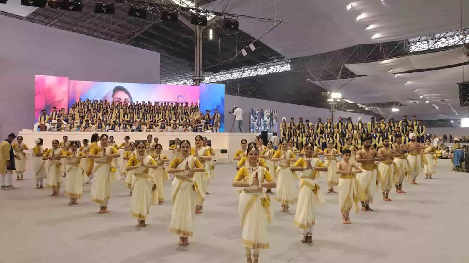 तस्वीर में सवाई माधोपुर में आयोजित 79वें वार्षिक निरंकारी संत समागम के दौरान प्रस्तुत सांस्कृतिक कार्यक्रम में नृत्य करते कलाकार दिख रहे हैं।