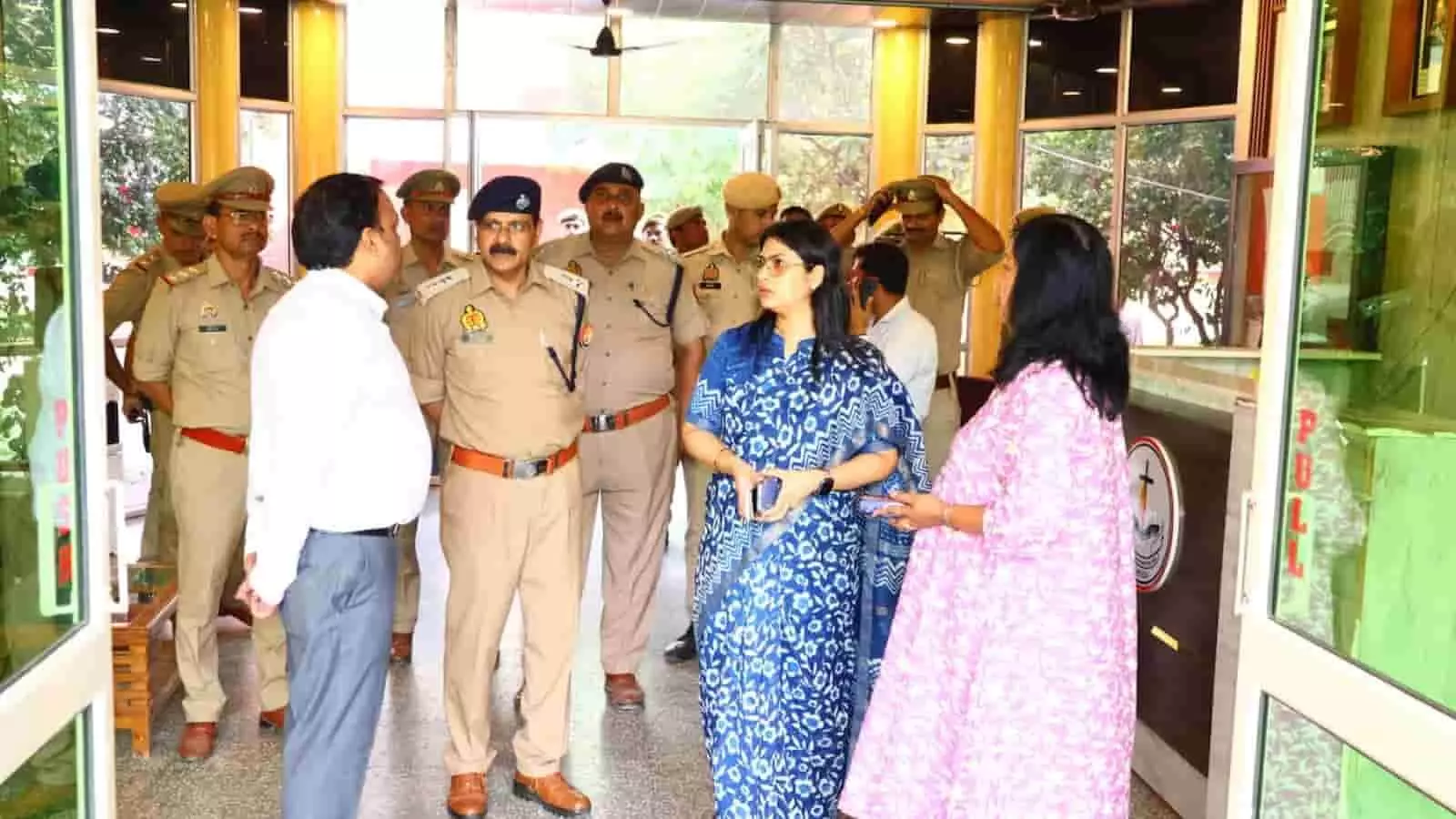 तस्वीर में पुलिस अधिकारी और प्रशासनिक दल हापुड़ के परीक्षा केंद्र में सुरक्षा व्यवस्था का निरीक्षण कर रहे हैं। तस्वीर में पुलिस अधिकारी और प्रशासनिक दल हापुड़ के परीक्षा केंद्र में सुरक्षा व्यवस्था का निरीक्षण कर रहे हैं।