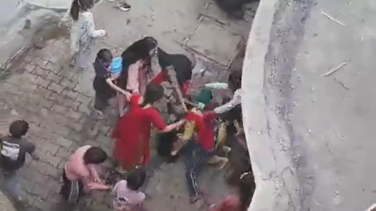 तस्वीर में गढ़मुक्तेश्वर के थाना गढ़ कोतवाली क्षेत्र में सड़क पर महिलाओं के बीच हो रही मारपीट दिख रही है। तस्वीर में गढ़मुक्तेश्वर के थाना गढ़ कोतवाली क्षेत्र में सड़क पर महिलाओं के बीच हो रही मारपीट दिख रही है।