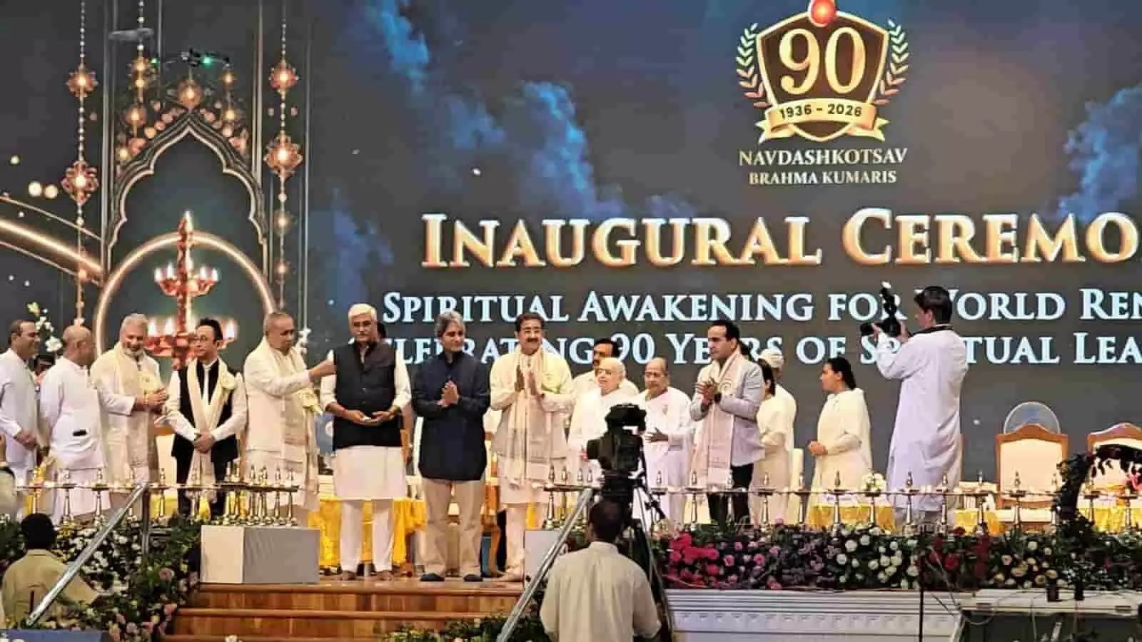 तस्वीर में शांतिवन आबू रोड के मंच पर ब्रह्माकुमारीज ग्लोबल समिट 2026 के उद्घाटन समारोह में उपस्थित अतिथिगण दिख रहे हैं। तस्वीर में शांतिवन आबू रोड के मंच पर ब्रह्माकुमारीज ग्लोबल समिट 2026 के उद्घाटन समारोह में उपस्थित अतिथिगण दिख रहे हैं।