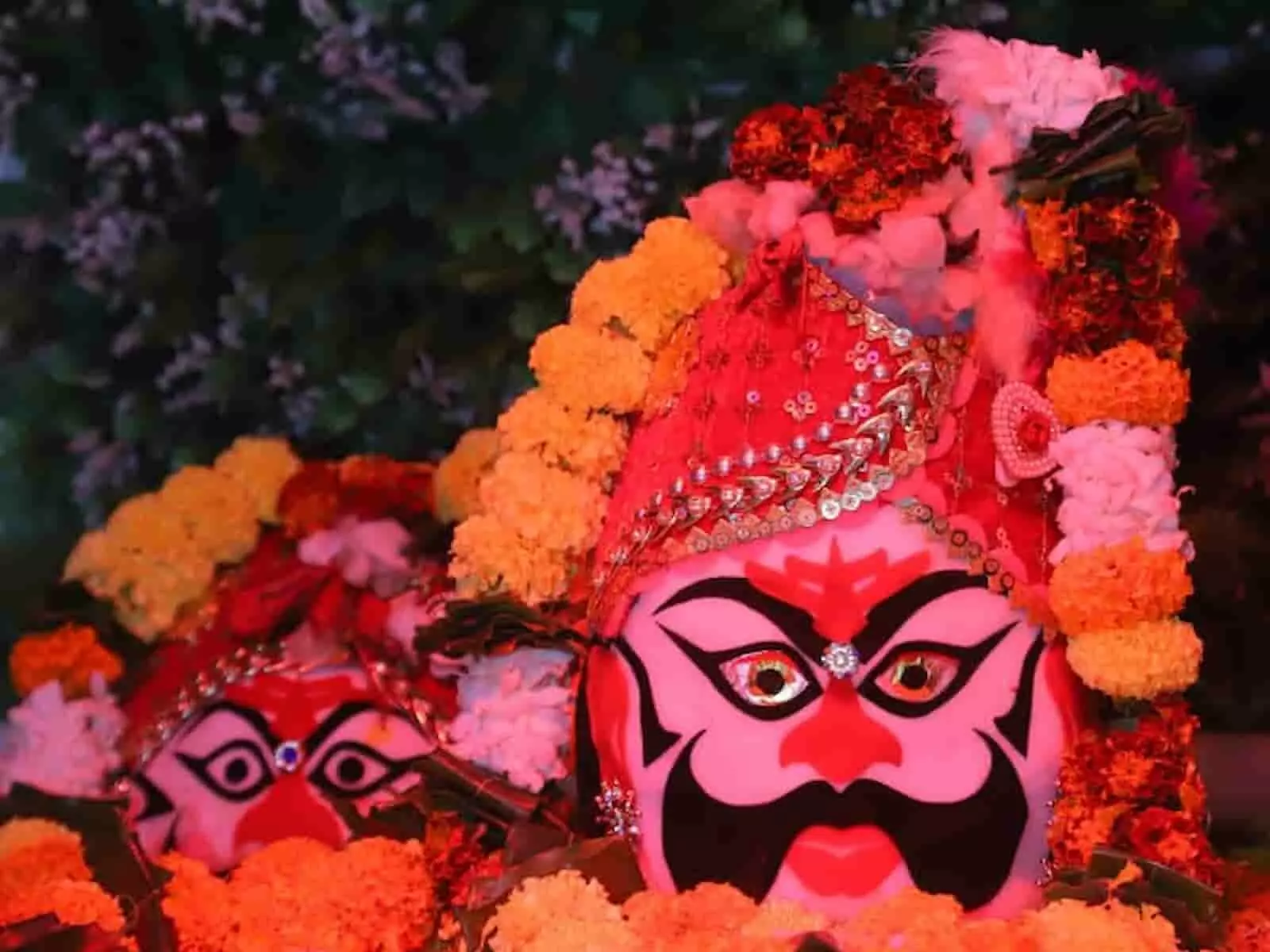 तस्वीर में चिकारड़ा के 300 साल पुराने मंदिर में इणा मीणा बावजी की सजाई गई प्रतिमा दिख रही है। तस्वीर में चिकारड़ा के 300 साल पुराने मंदिर में इणा मीणा बावजी की सजाई गई प्रतिमा दिख रही है।