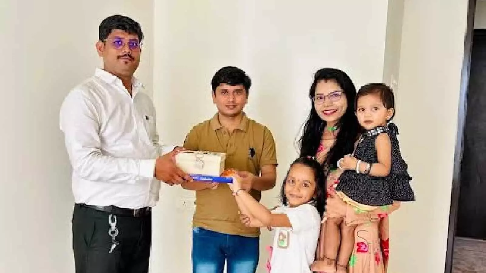 तस्वीर में म्हाडा द्वारा कोन-पनवेल आवास योजना के तहत घर का कब्जा लेते हुए लाभार्थी परिवार दिखाई दे रहा है। तस्वीर में म्हाडा द्वारा कोन-पनवेल आवास योजना के तहत घर का कब्जा लेते हुए लाभार्थी परिवार दिखाई दे रहा है।