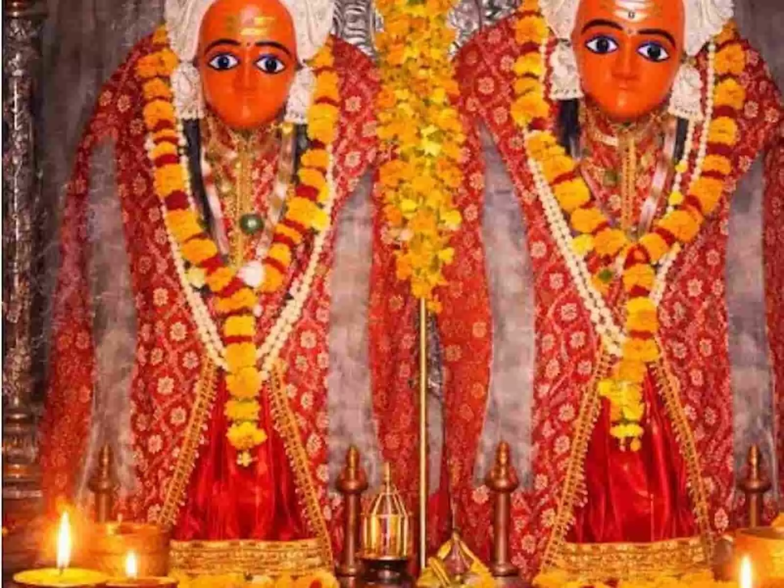 तस्वीर में फूलों की मालाओं और लाल वस्त्रों से सजी मां कैला देवी की प्रतिमा दिख रही है। तस्वीर में फूलों की मालाओं और लाल वस्त्रों से सजी मां कैला देवी की प्रतिमा दिख रही है।
