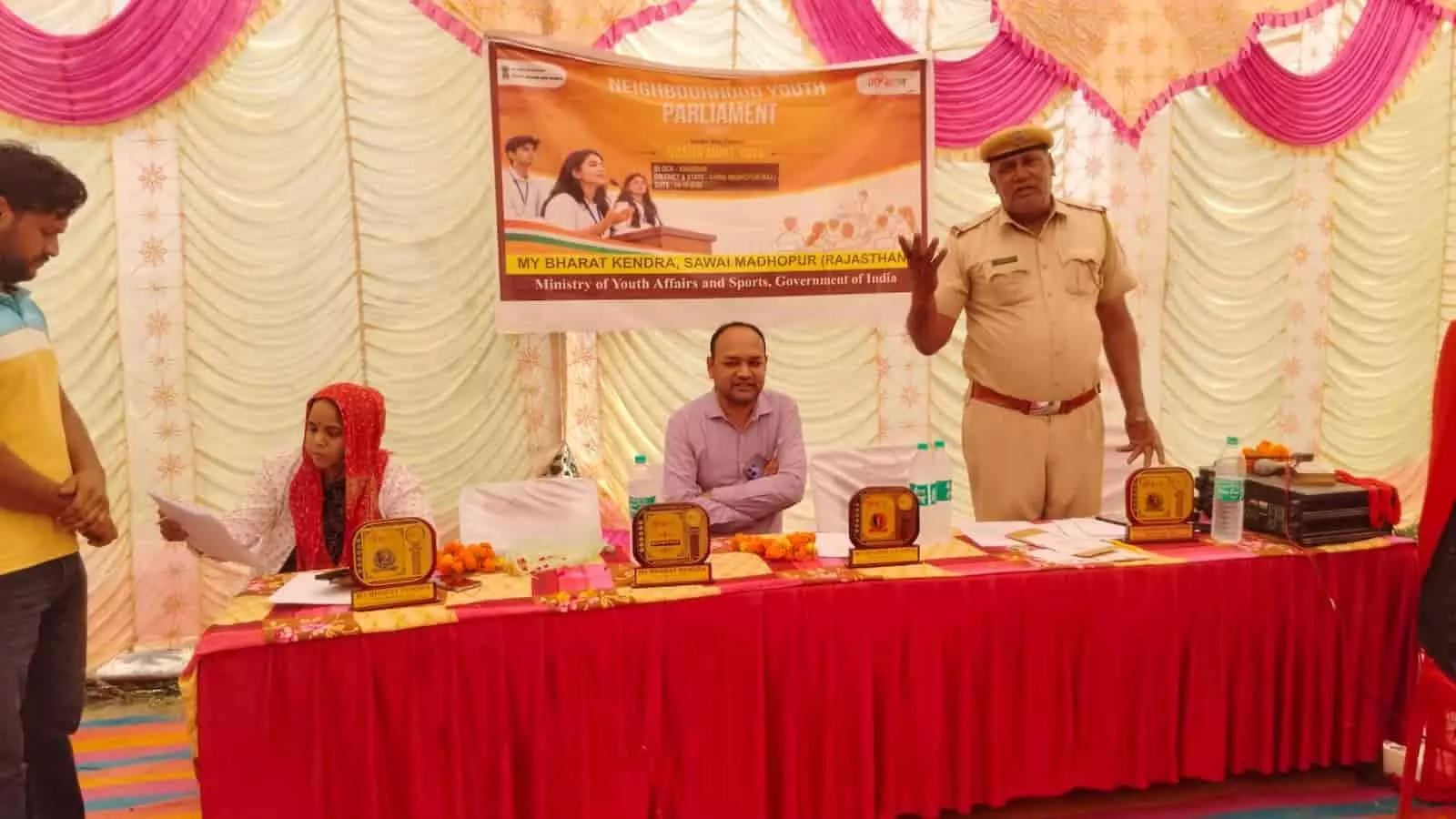 तस्वीर में पड़ोस युवा संसद कार्यक्रम के दौरान थानाधिकारी मीठालाल युवाओं को नशामुक्ति के प्रति संबोधित करते हुए। तस्वीर में पड़ोस युवा संसद कार्यक्रम के दौरान थानाधिकारी मीठालाल युवाओं को नशामुक्ति के प्रति संबोधित करते हुए।