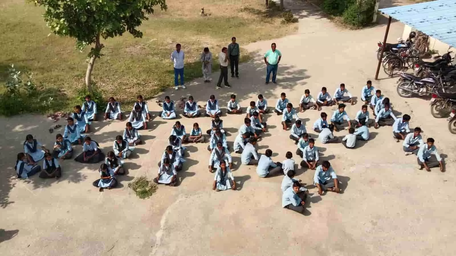 तस्वीर में टाई विद्यालय के छात्र निम्बाहेड़ा में मतदान जागरूकता के लिए मैदान में बैठे हैं। तस्वीर में टाई विद्यालय के छात्र निम्बाहेड़ा में मतदान जागरूकता के लिए मैदान में बैठे हैं।