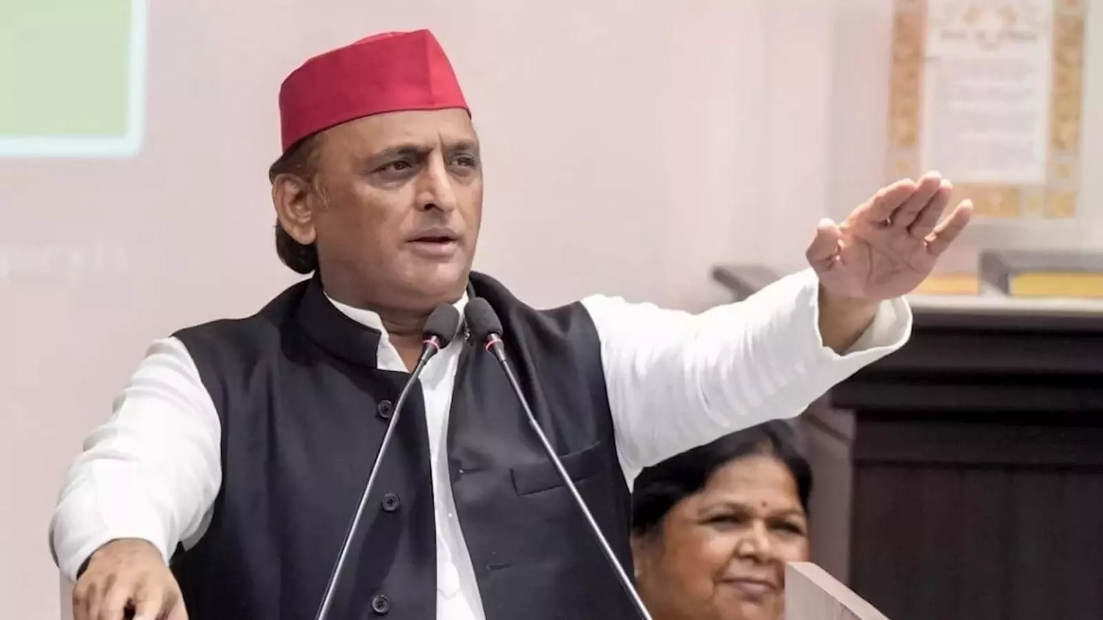 तस्वीर में समाजवादी पार्टी अध्यक्ष अखिलेश यादव एमएलसी चुनाव धांधली पर बयान देते हुए।