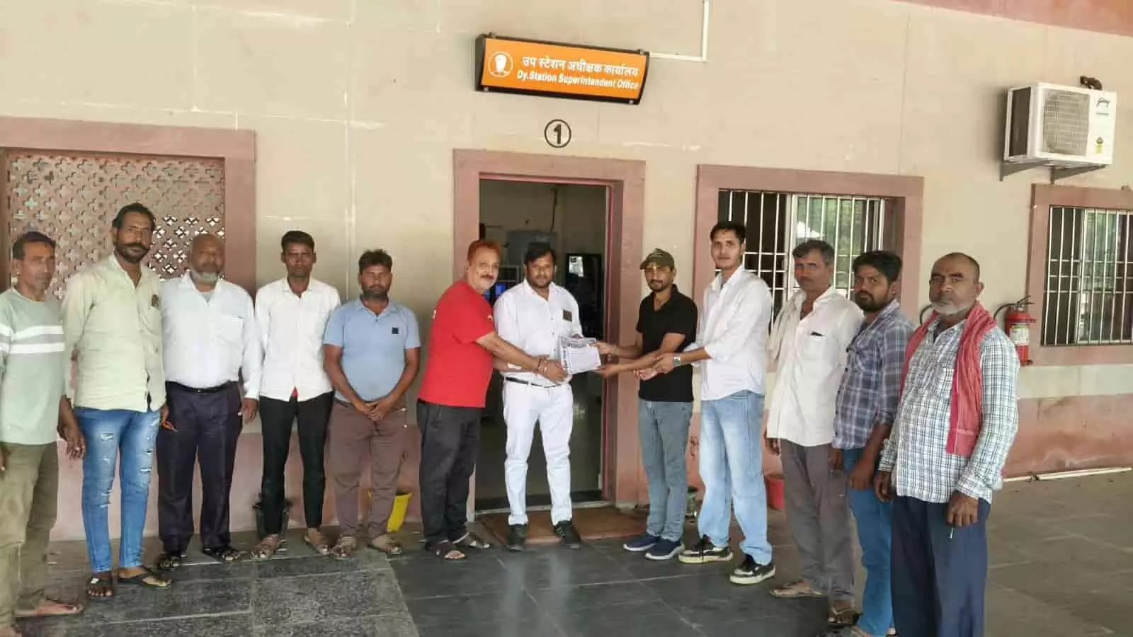 तस्वीर में डीग रेलवे स्टेशन पर स्टेशन मास्टर को ज्ञापन सौंपते भाजपा युवा मोर्चा के पूर्व उपाध्यक्ष और अन्य लोग। तस्वीर में डीग रेलवे स्टेशन पर स्टेशन मास्टर को ज्ञापन सौंपते भाजपा युवा मोर्चा के पूर्व उपाध्यक्ष और अन्य लोग।
