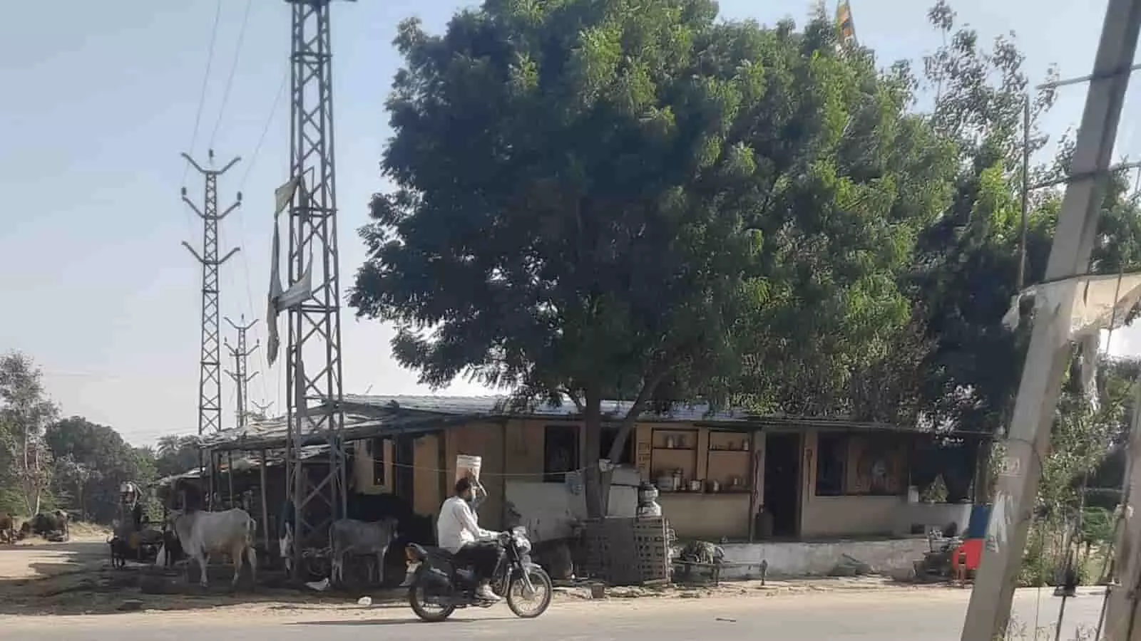 तस्वीर में बड़ी सादड़ी में नीमच रोड पर बना अवैध निर्माण स्थल नजर आ रहा है। तस्वीर में बड़ी सादड़ी में नीमच रोड पर बना अवैध निर्माण स्थल नजर आ रहा है।