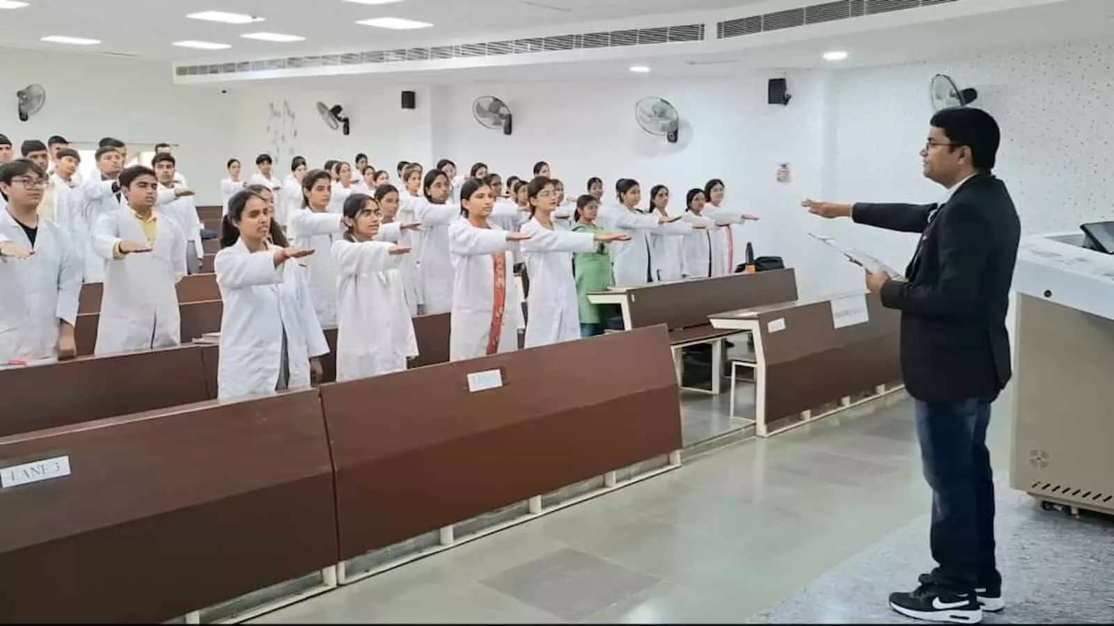 करौली मेडिकल कॉलेज हॉल में शपथ लेते नए एमबीबीएस छात्र और खड़े फैकल्टी सदस्य। करौली मेडिकल कॉलेज हॉल में शपथ लेते नए एमबीबीएस छात्र और खड़े फैकल्टी सदस्य।