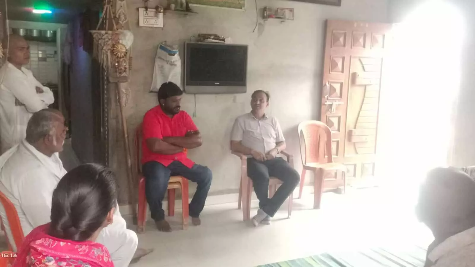 तस्वीर में तहसीलदार संभाजी पाटील कोंढावाळ गांव में मृतक किसान राजेंद्र खोंडे के परिवार से मिलते दिख रहे हैं। तस्वीर में तहसीलदार संभाजी पाटील कोंढावाळ गांव में मृतक किसान राजेंद्र खोंडे के परिवार से मिलते दिख रहे हैं।
