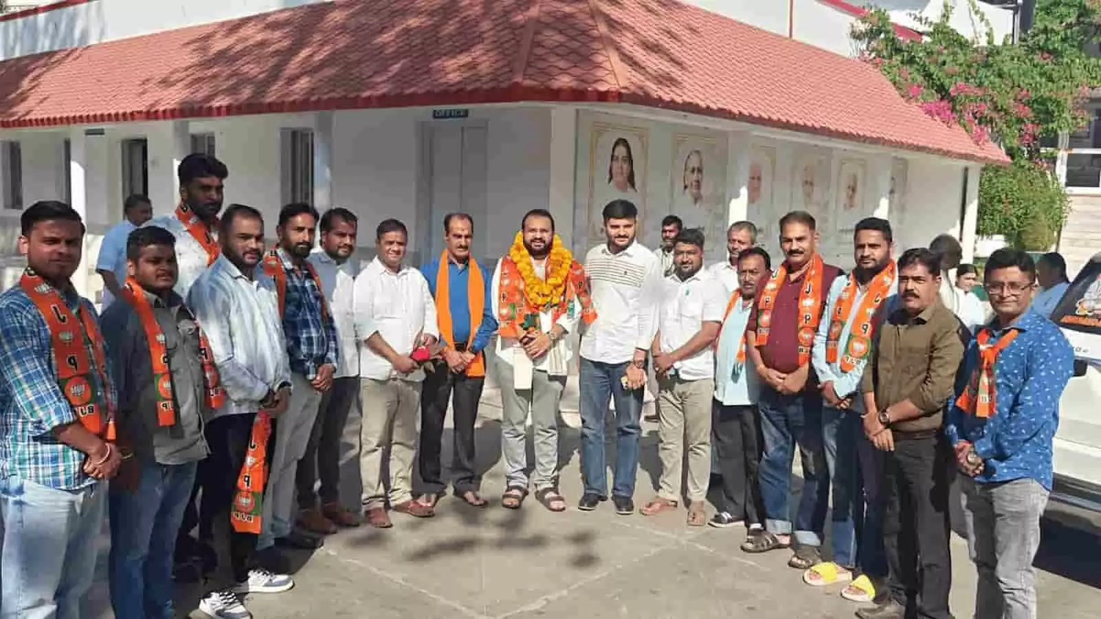 तस्वीर में माउंट आबू में भाजपा नेताओं के साथ खड़े सांसद हेमांग जोशी दिख रहे हैं। तस्वीर में माउंट आबू में भाजपा नेताओं के साथ खड़े सांसद हेमांग जोशी दिख रहे हैं।